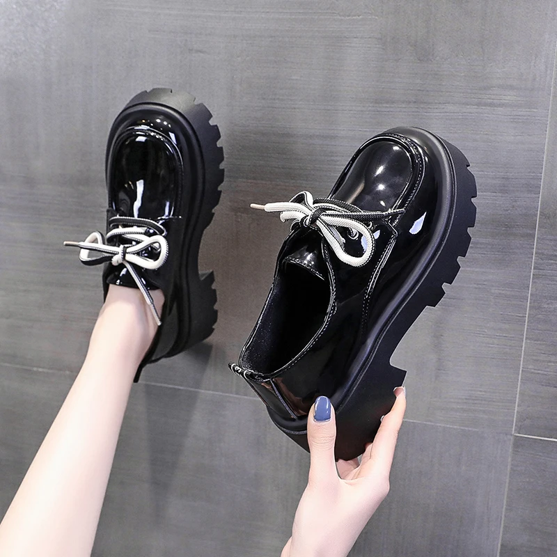 Женские кожаные туфли без застежек с блестящей отделкой, стильные, прочные, на низком каблуке, с низким вырезом, с круглым носком, на шнуровке, высококачественная модная обувь
Женские кожаные туфли без застежек с блестящей отделкой, стильные, прочные, на низком каблуке, с низким вырезом, с круглым носком, на шнуровке, высококачественная модная обувь