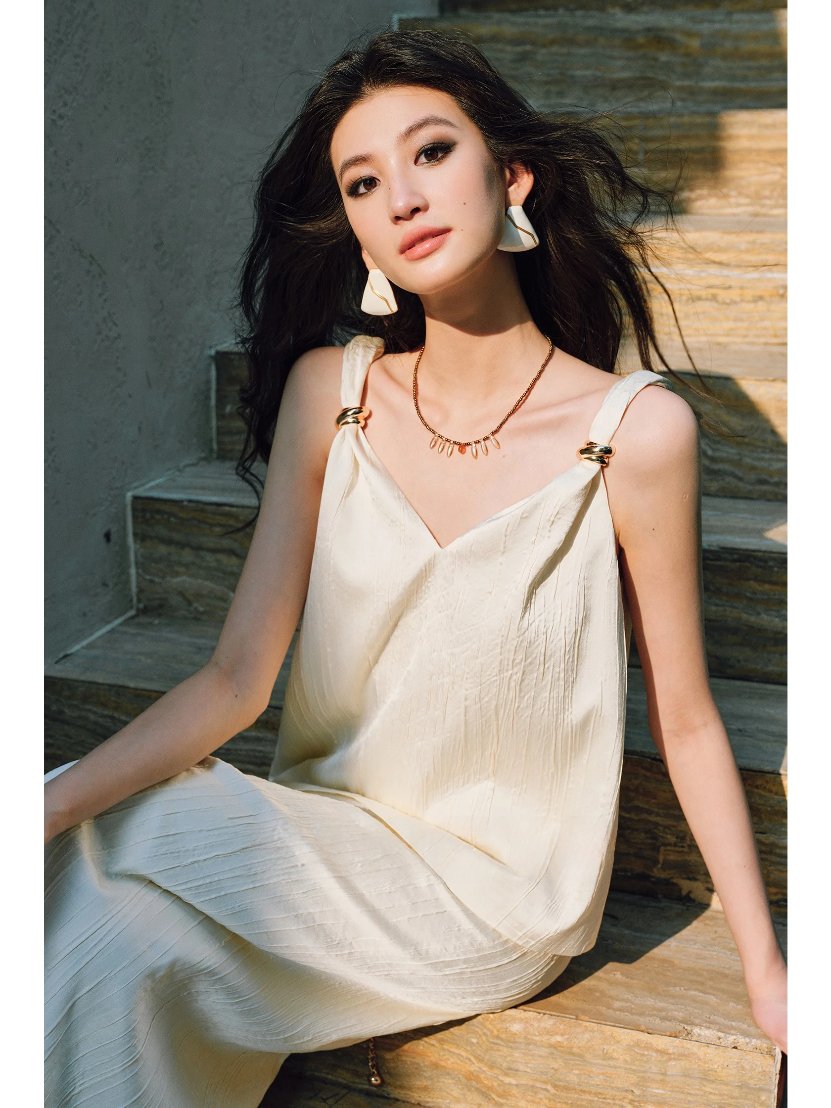 WANGXO Luxury Satin Loose Top And Straight Skirt Set with Metal Shoulder Straps Fashionable Ensemble for Stylish Women
WANGXO Luxury Satin Loose Top And Straight Skirt Set with Metal Shoulder Straps Fashionable Ensemble for Stylish Women