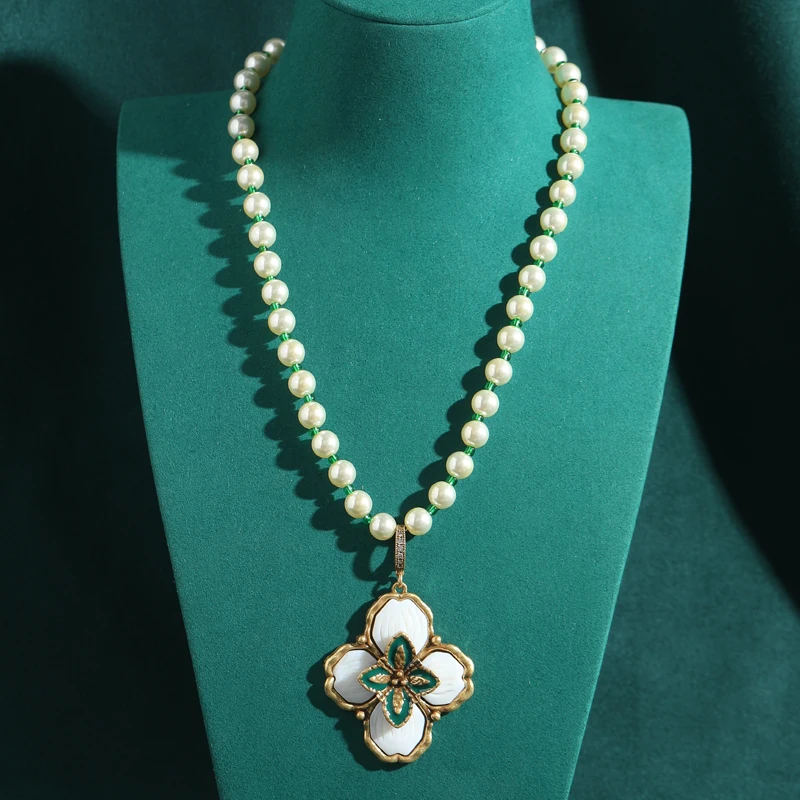 Luxury White Pearl Shell Pendant Necklaces for Woman Lucky Leaf Clover Green Beaded Chain Antique Jewelry Vintage Accessories
Luxury White Pearl Shell Pendant Necklaces for Woman Lucky Leaf Clover Green Beaded Chain Antique Jewelry Vintage Accessories