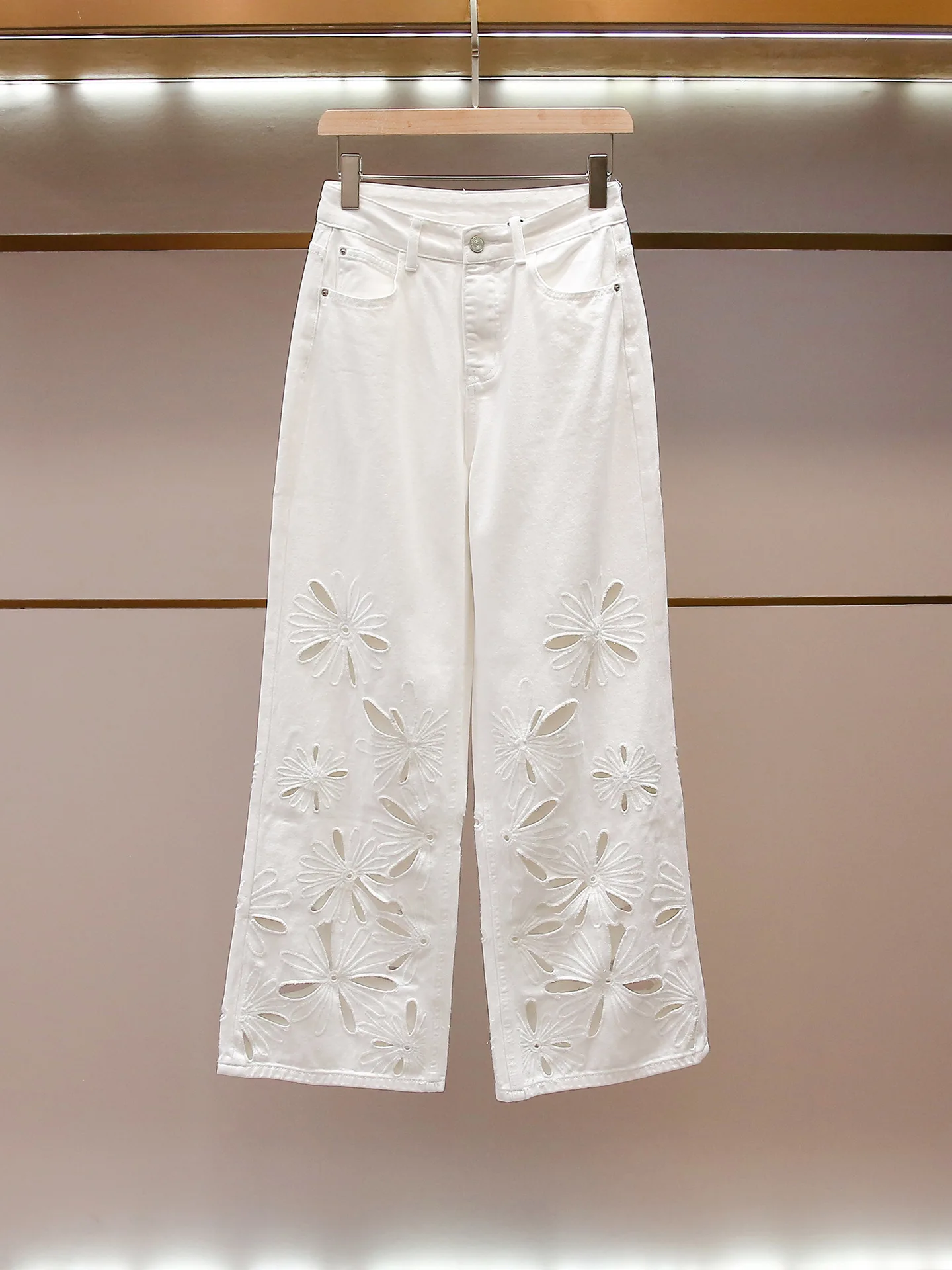 Spring/Summer Women High Waist Floral Hollow Embroidery Straight Jeans Pocket Loose Fashion Casual Wide Leg Pants
Spring/Summer Women High Waist Floral Hollow Embroidery Straight Jeans Pocket Loose Fashion Casual Wide Leg Pants