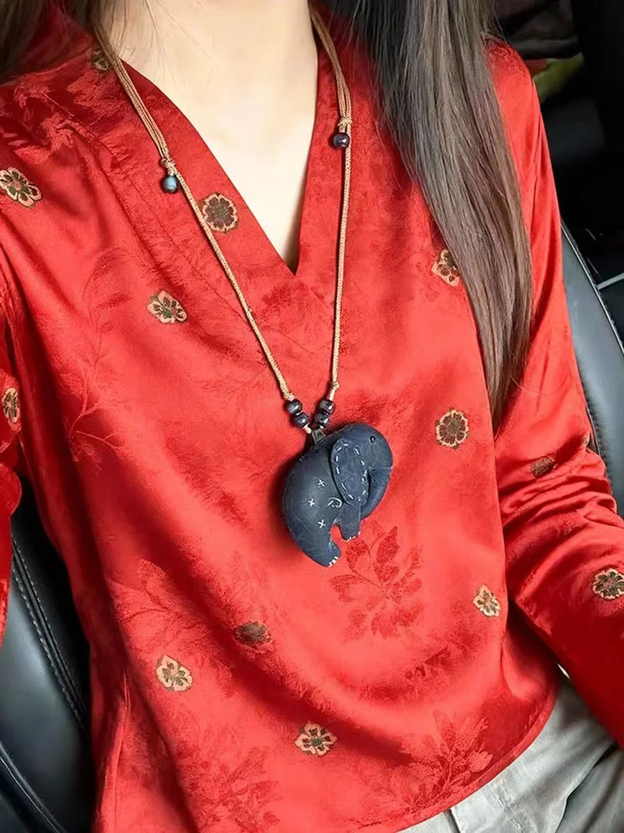 Red Floral Embroidery Long Sleeve V-Neck Base Shirt Wearable Indoors And out Chinese Style Spring 2026 Women's Fashion Top
Red Floral Embroidery Long Sleeve V-Neck Base Shirt Wearable Indoors And out Chinese Style Spring 2026 Women's Fashion Top