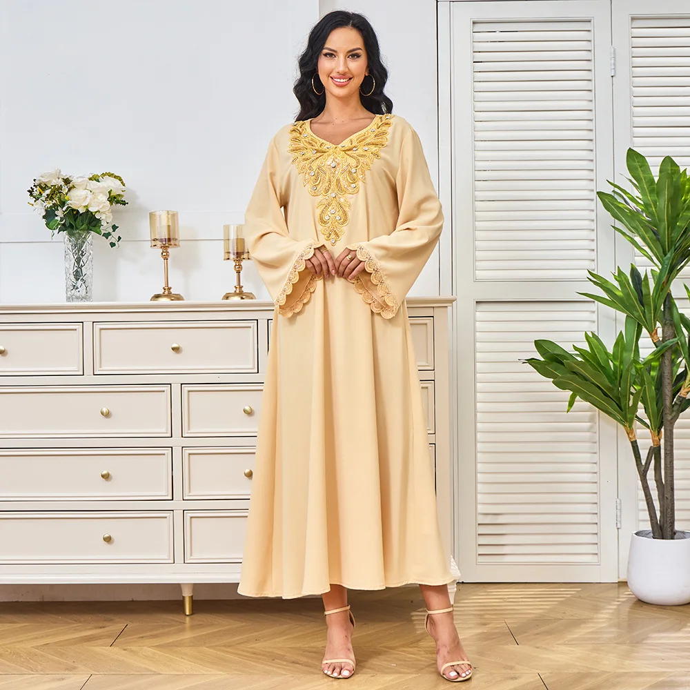 Elegant New Styles of Diamond-encrusted Full-skirt Evening Gowns From Saudi Arabia. Middle Eastern Muslim Dresses and Robes.
Elegant New Styles of Diamond-encrusted Full-skirt Evening Gowns From Saudi Arabia. Middle Eastern Muslim Dresses and Robes.
