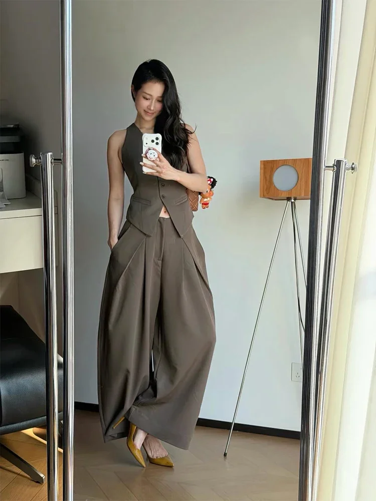 Women Solid Blazer Pants 2-piece Set Chic Halter Sleeveless Button Vest High-waist Wide Leg Pant Suits 2026 Lady Daily Outfit
Women Solid Blazer Pants 2-piece Set Chic Halter Sleeveless Button Vest High-waist Wide Leg Pant Suits 2026 Lady Daily Outfit