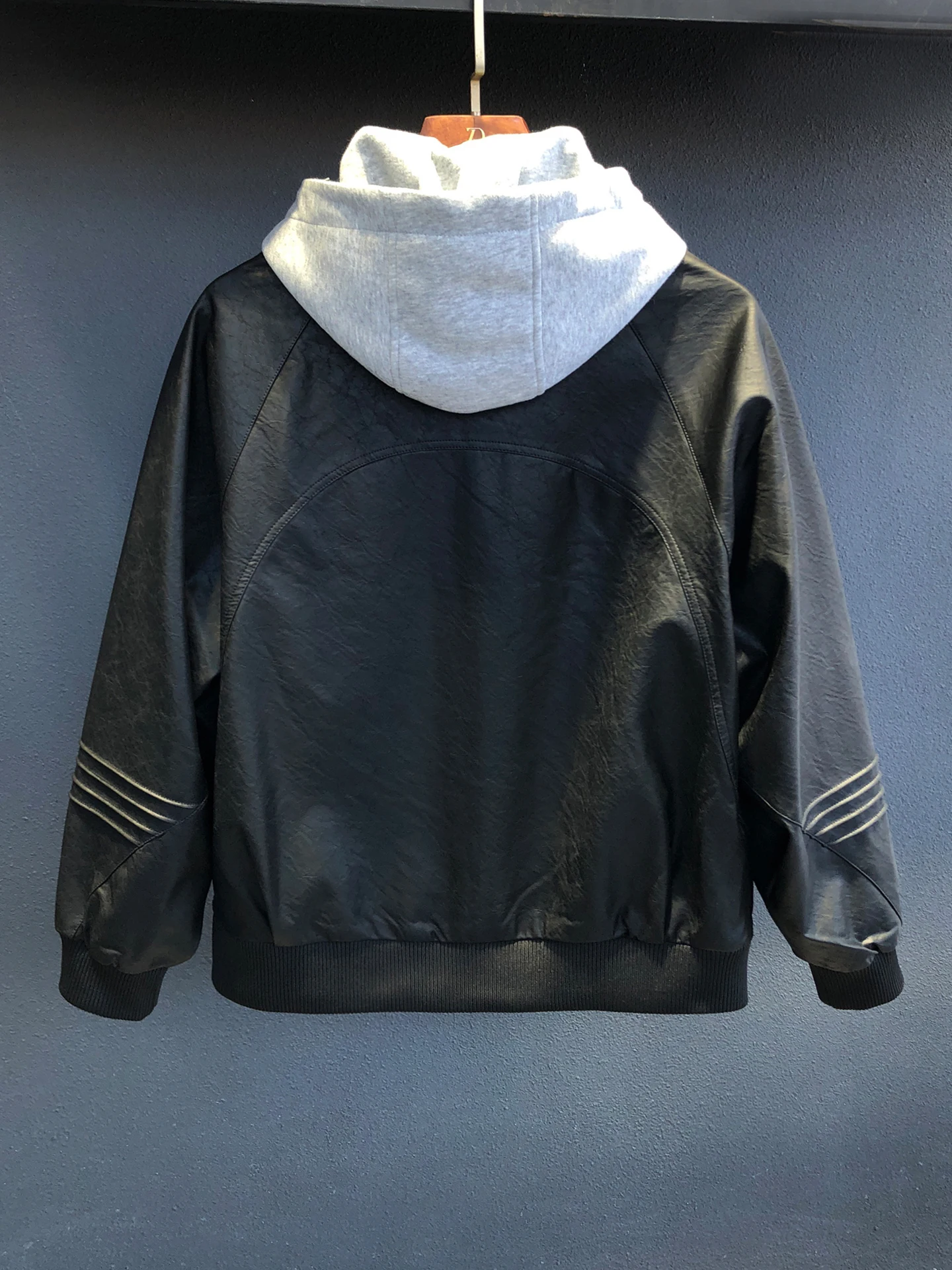 Casual Men's Leather Jaet Hooded Splice Color Zipper PU Leather Coat Versatile Autumn Winter New Sle Faion Brand
Casual Men's Leather Jaet Hooded Splice Color Zipper PU Leather Coat Versatile Autumn Winter New Sle Faion Brand