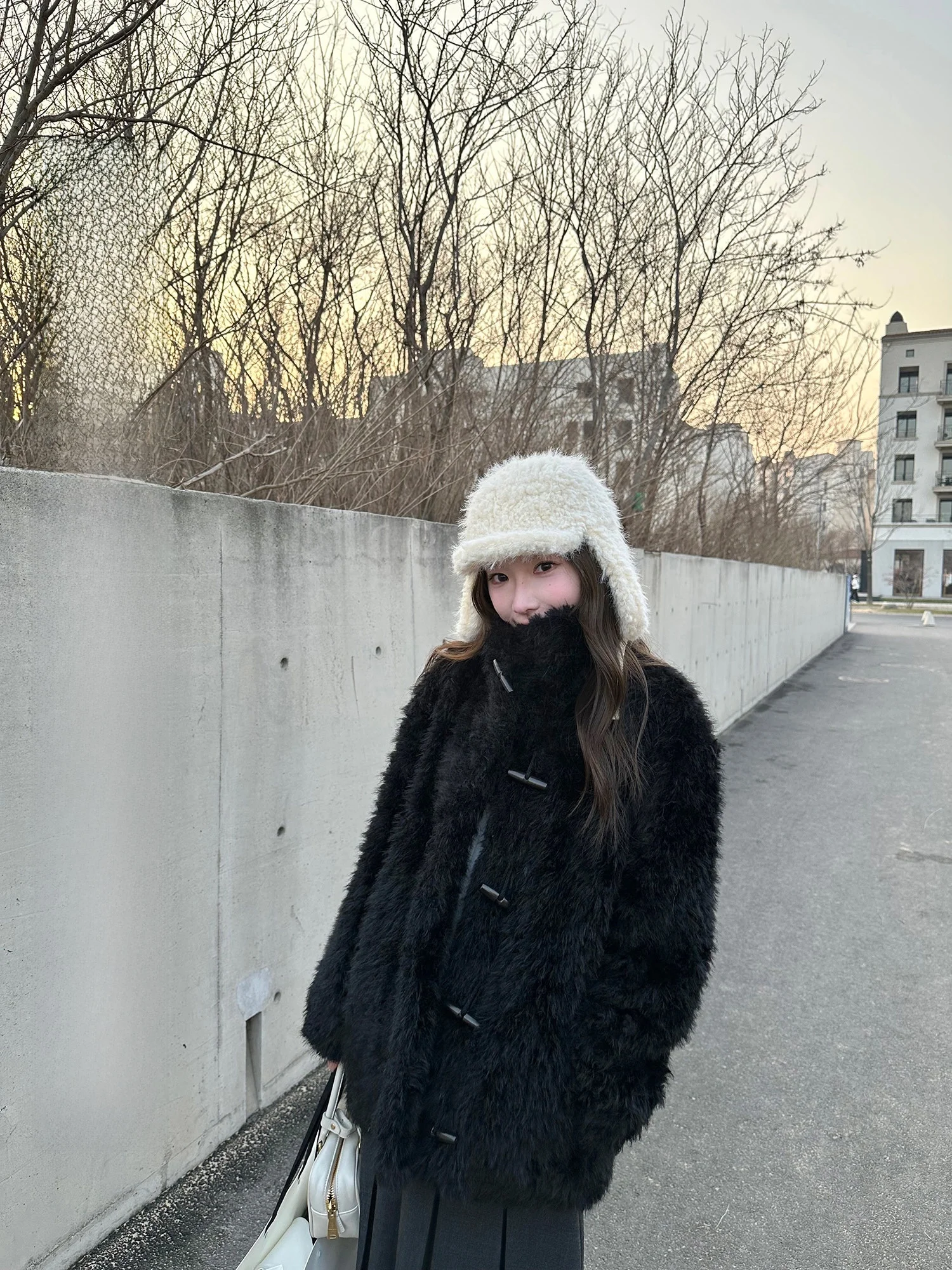 Экологичное женское пальто из искусственного меха, зимнее, теплое, с воротником-стойкой, длинное, повседневное, с пуговицами из рога, верхняя одежда
Экологичное женское пальто из искусственного меха, зимнее, теплое, с воротником-стойкой, длинное, повседневное, с пуговицами из рога, верхняя одежда