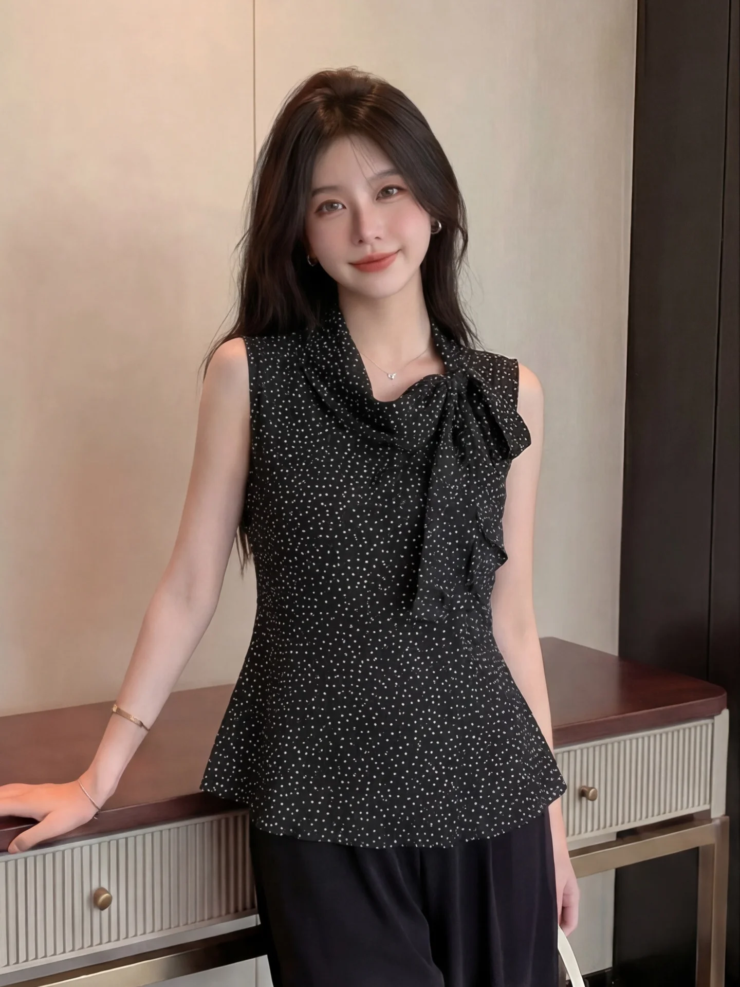 Black Polka Dot Sash Sleeveless Shirt Women's Summer New Unique Beautiful Necktie Design Sensation Vest Top Breathable Skin-F...
Black Polka Dot Sash Sleeveless Shirt Women's Summer New Unique Beautiful Necktie Design Sensation Vest Top Breathable Skin-F...