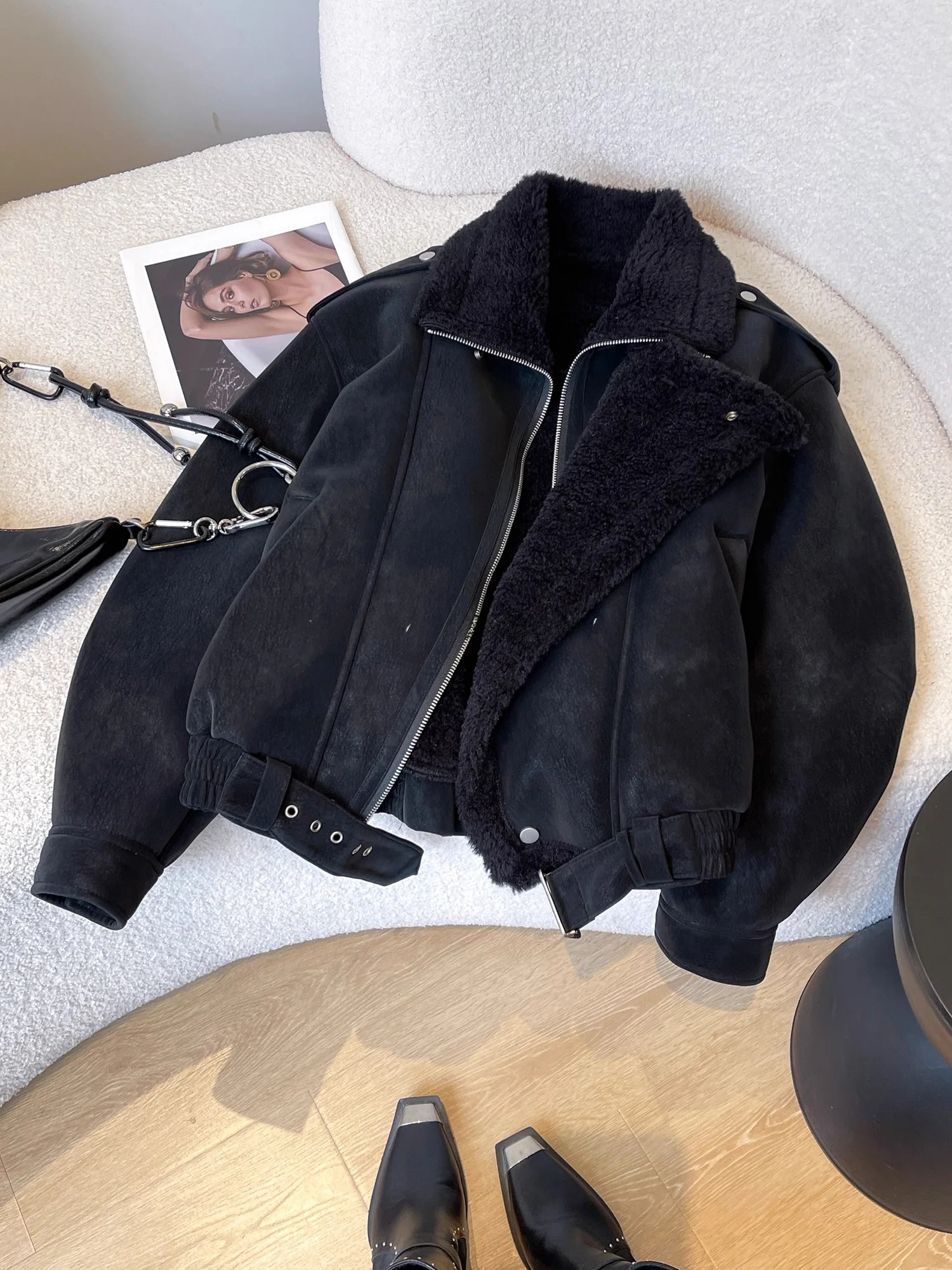 plus Size Bla Leather Fur Jaet Women's ort Thiened Winter Coat Korean Sle Loose Fit Long Sve Zipper Closure
plus Size Bla Leather Fur Jaet Women's ort Thiened Winter Coat Korean Sle Loose Fit Long Sve Zipper Closure