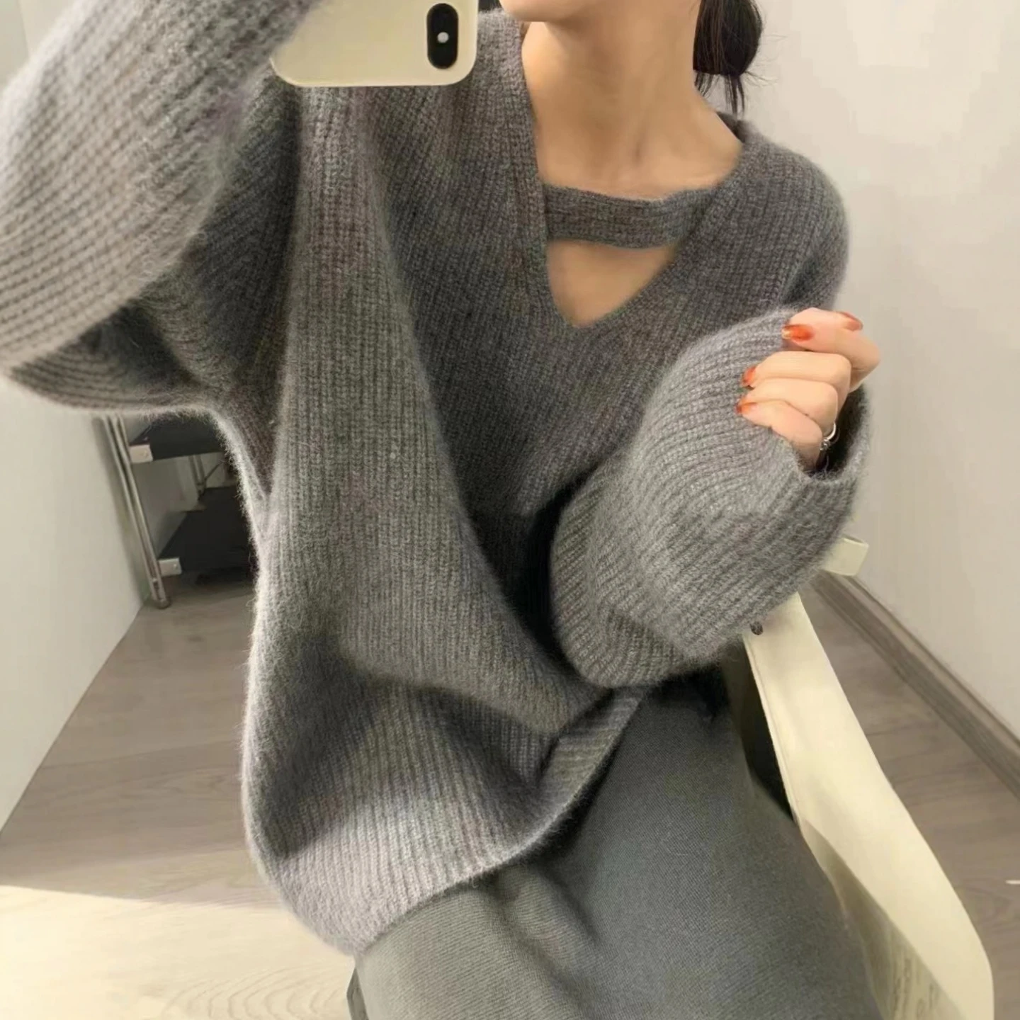 Loose V-Ne Hollow out Knitwear ey Casual Sle Women's Sweater Autumn Winter Comfortable Leisure Top Korean Sle
Loose V-Ne Hollow out Knitwear ey Casual Sle Women's Sweater Autumn Winter Comfortable Leisure Top Korean Sle