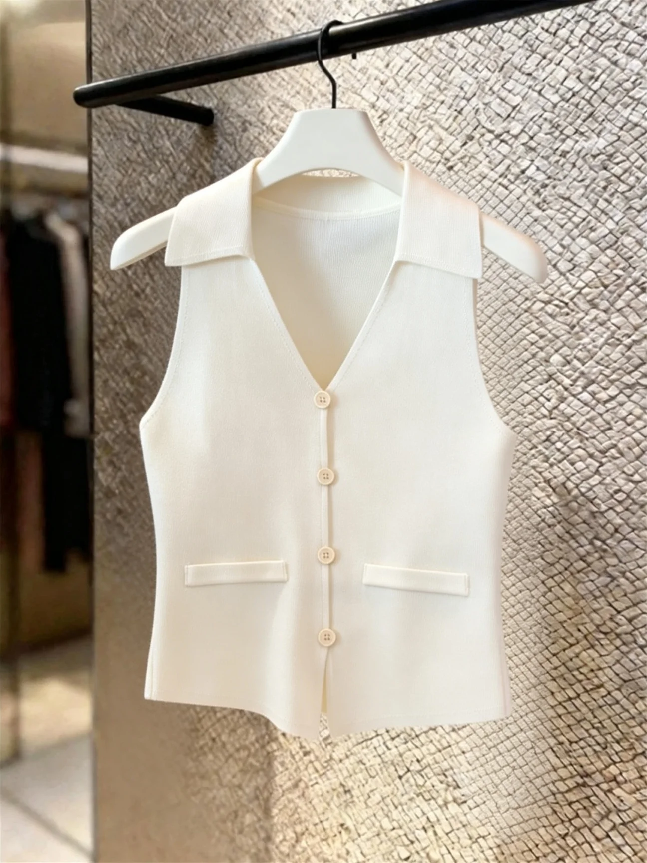 High-End Women's Knitted Vest Summer Outerwear Slimming Sleeveless V-Neck Button-Up Soft Cotton French Style Fashionable
High-End Women's Knitted Vest Summer Outerwear Slimming Sleeveless V-Neck Button-Up Soft Cotton French Style Fashionable