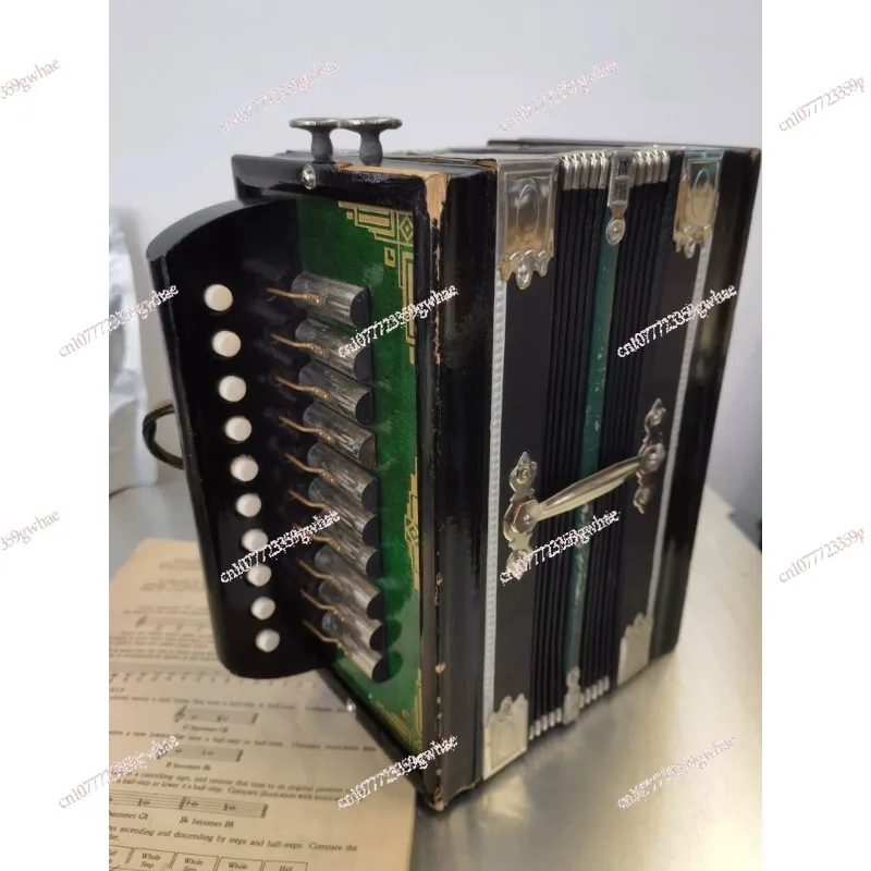 10 ключей, 2 баса, диатонический антикварный аккордеон
10 ключей, 2 баса, диатонический антикварный аккордеон