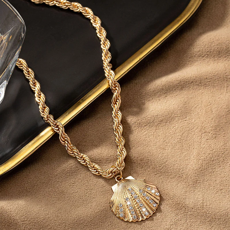 A fashionable and elegant Bohemian ocean style necklace, suitable for wearing on vacation and travel with fashionable accessories
A fashionable and elegant Bohemian ocean style necklace, suitable for wearing on vacation and travel with fashionable accessories