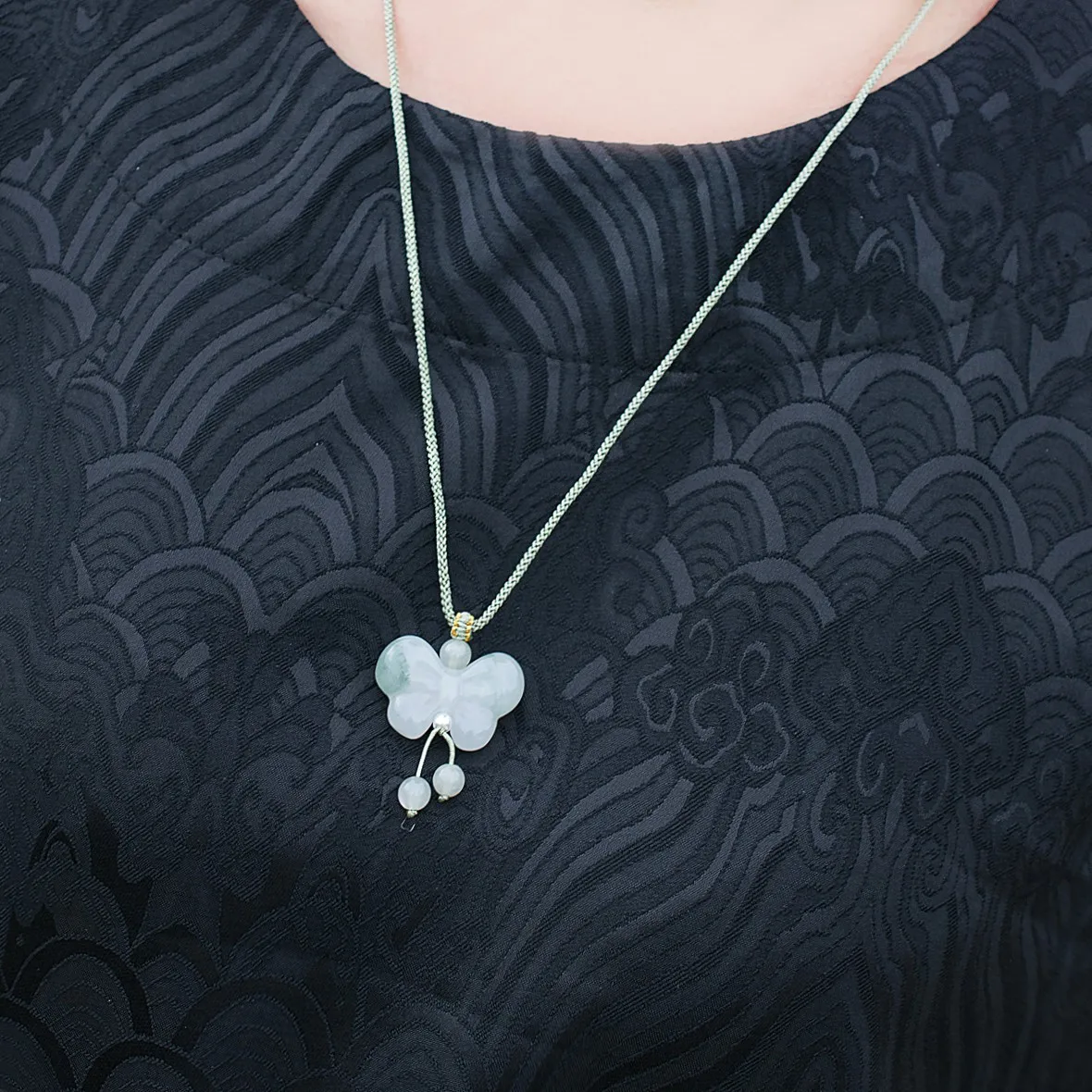 The exquisite Tianshan Jade bow symbolizes that when flowers bloom, butterflies will fly freely. It is given to family andfriend
The exquisite Tianshan Jade bow symbolizes that when flowers bloom, butterflies will fly freely. It is given to family andfriend