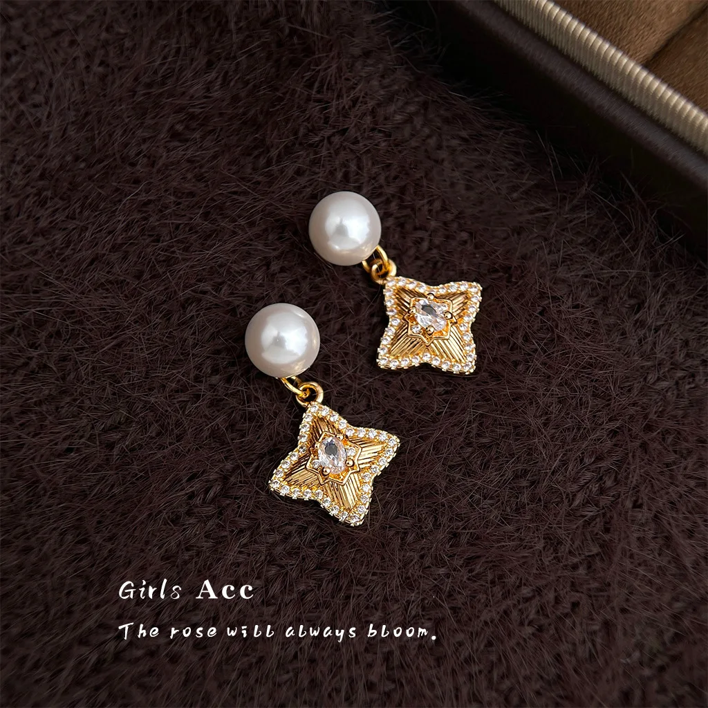 Handmade Fashion Commuter Luxury Style Zircon Star Ear Drop Women Vintage Pearl Stud Earring Niche High Sense Clover Ear Jewelry
Handmade Fashion Commuter Luxury Style Zircon Star Ear Drop Women Vintage Pearl Stud Earring Niche High Sense Clover Ear Jewelry