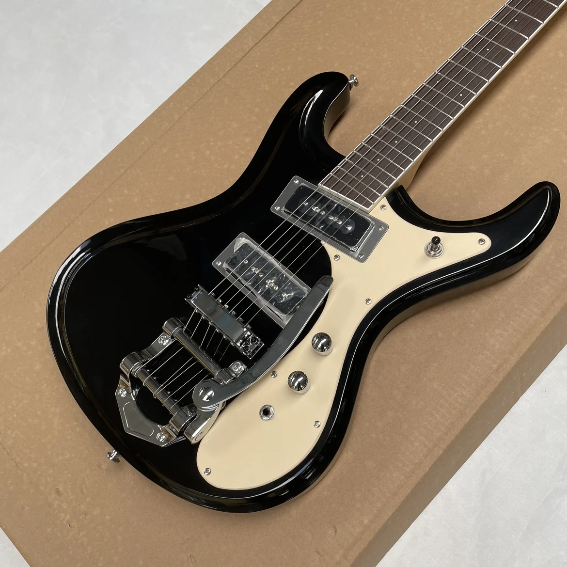 6-string bright black electricguitar with whammy bar vibrato,lightweight mahogany body guitars, beginner to intermediateguitarra
6-string bright black electricguitar with whammy bar vibrato,lightweight mahogany body guitars, beginner to intermediateguitarra