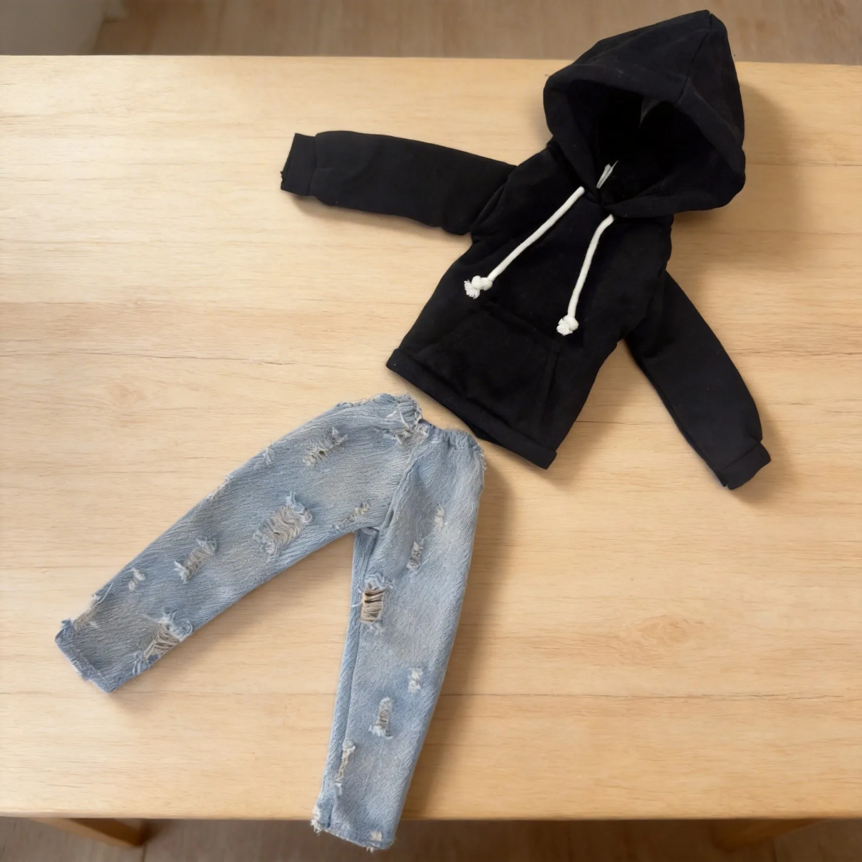 Комплект одежды Urban Cool Street Style 1/4 BJD для куклы 45 см: черная толстовка, потертые джинсы, полный повседневный модный образ
Комплект одежды Urban Cool Street Style 1/4 BJD для куклы 45 см: черная толстовка, потертые джинсы, полный повседневный модный образ