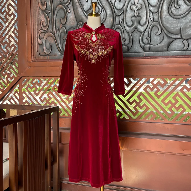 Элегантное бархатное платье для женщин среднего возраста: новая осенняя коллекция, однотонное, с длинным рукавом, для свадебных церемоний, высококачественная женская мода
Элегантное бархатное платье для женщин среднего возраста: новая осенняя коллекция, однотонное, с длинным рукавом, для свадебных церемоний, высококачественная женская мода