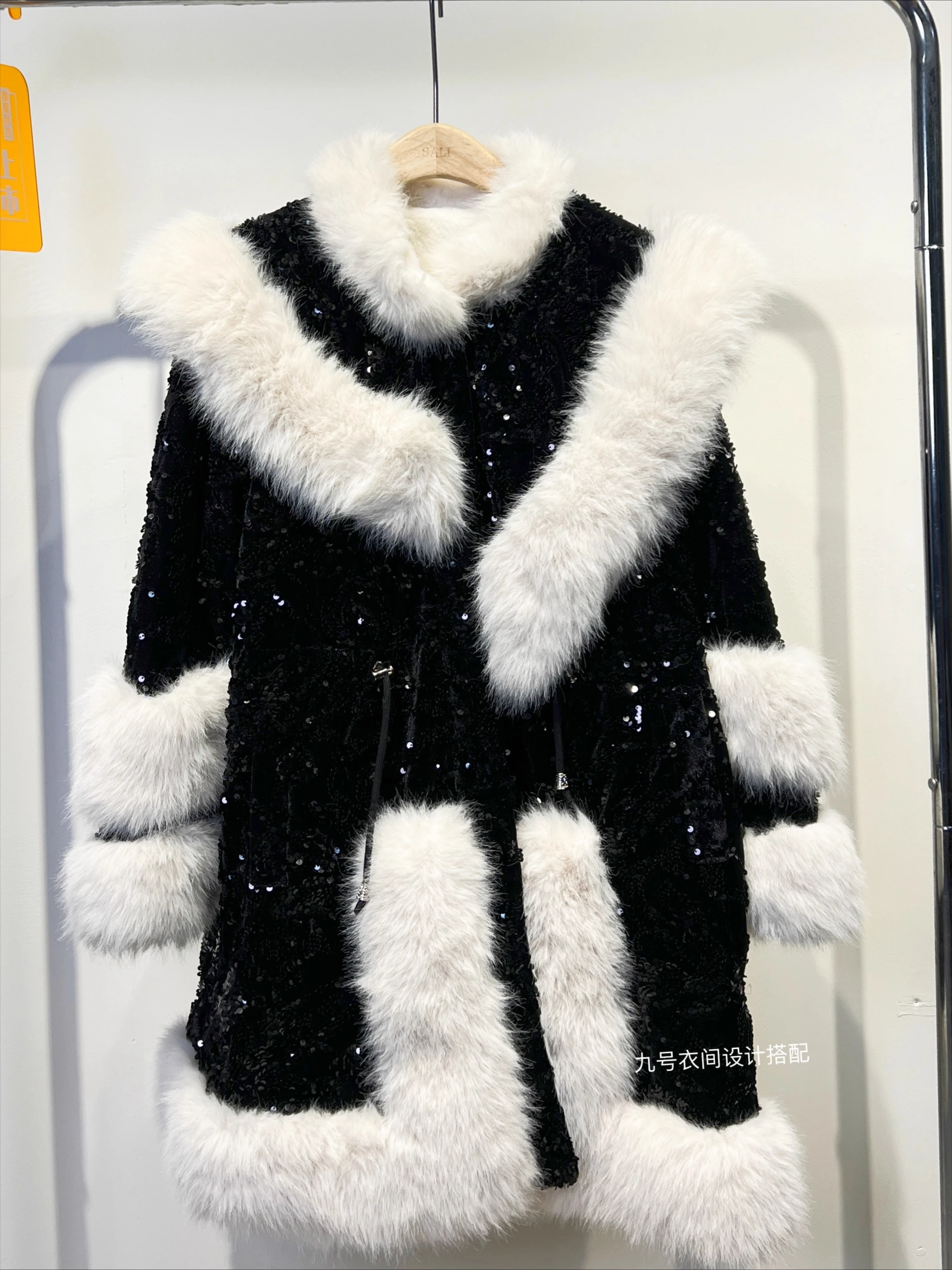 Winter New Heavy Sequin Patchwork European Mink Fur Coat for Women High End Trendy Mid-Length Loose Slimming Thicken Overcoat
Winter New Heavy Sequin Patchwork European Mink Fur Coat for Women High End Trendy Mid-Length Loose Slimming Thicken Overcoat