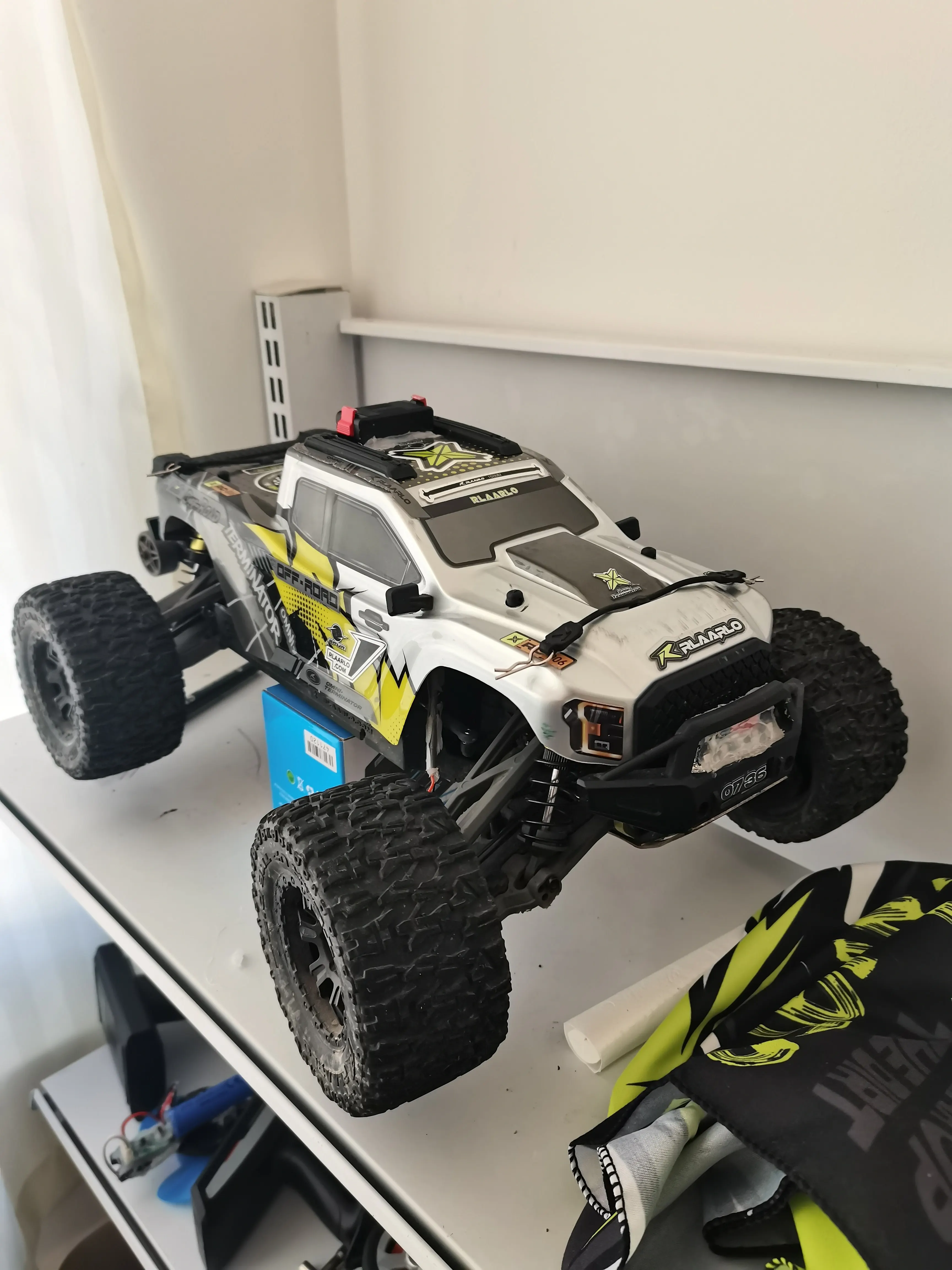 V2 RC Remote Control Off-Road Car Four-Wheel Drive Brushless Metal Carbon Fiber Racing Car for Toys & Hobbies
V2 RC Remote Control Off-Road Car Four-Wheel Drive Brushless Metal Carbon Fiber Racing Car for Toys & Hobbies