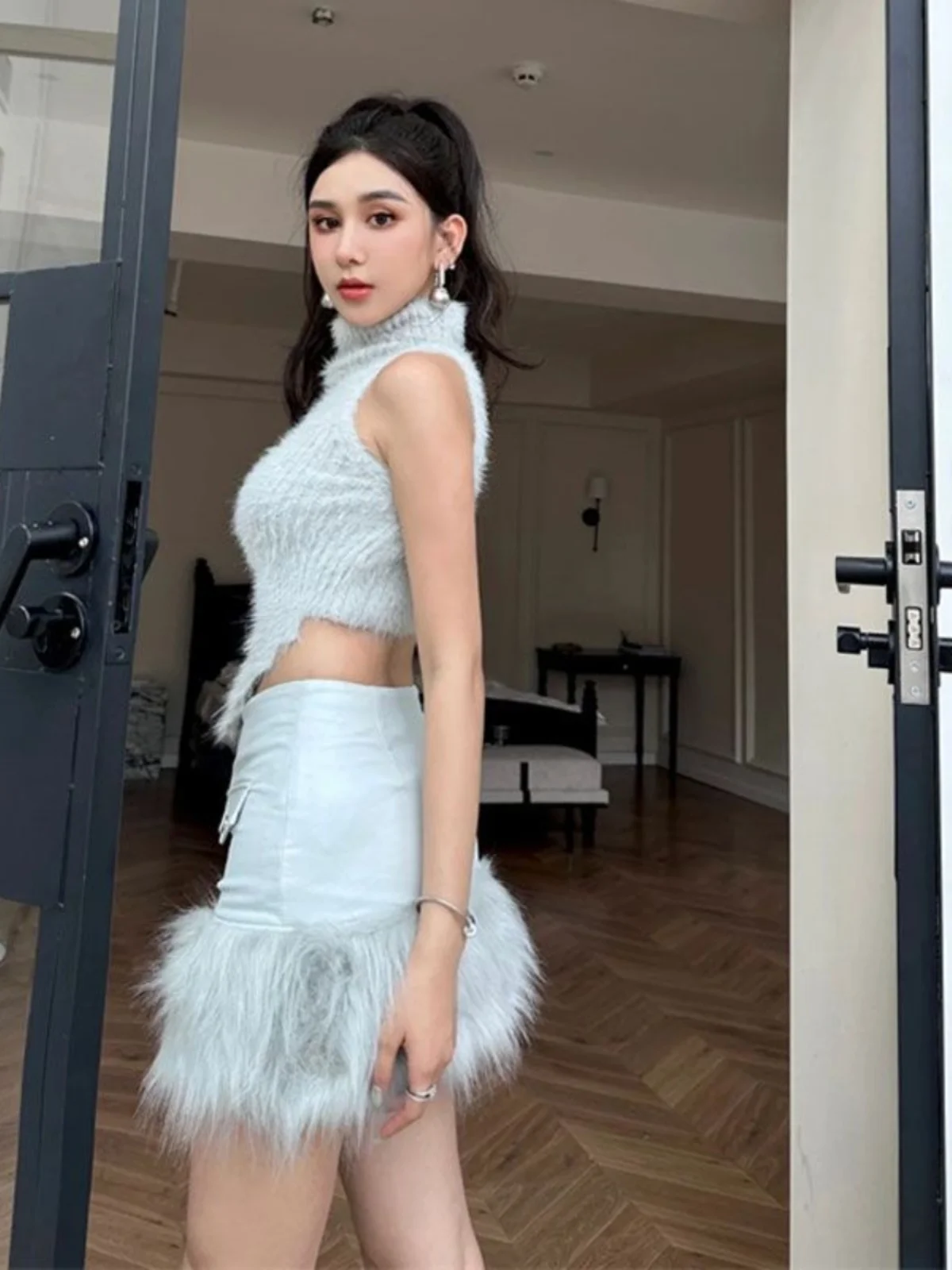 Shoulder-baring Grey Sweater And Skirt Plush Two-piece Set for Women High-neck Design Spring/Summer Fashion Outfit
Shoulder-baring Grey Sweater And Skirt Plush Two-piece Set for Women High-neck Design Spring/Summer Fashion Outfit