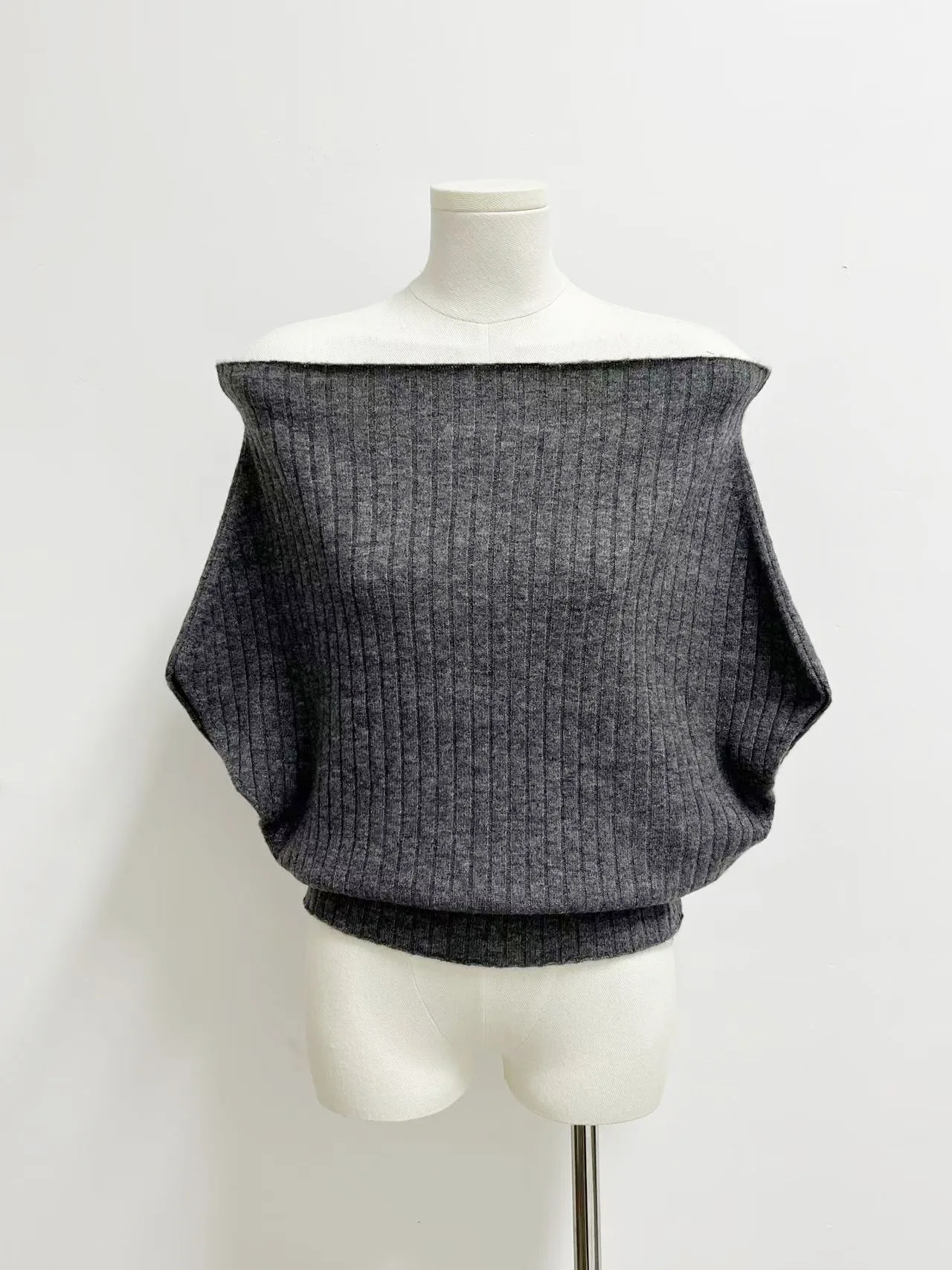 Y2K short-sleeved top, stylish and versatile, off-shoulder ribbed knit, new summer 2026 women's clothing collection.
Y2K short-sleeved top, stylish and versatile, off-shoulder ribbed knit, new summer 2026 women's clothing collection.