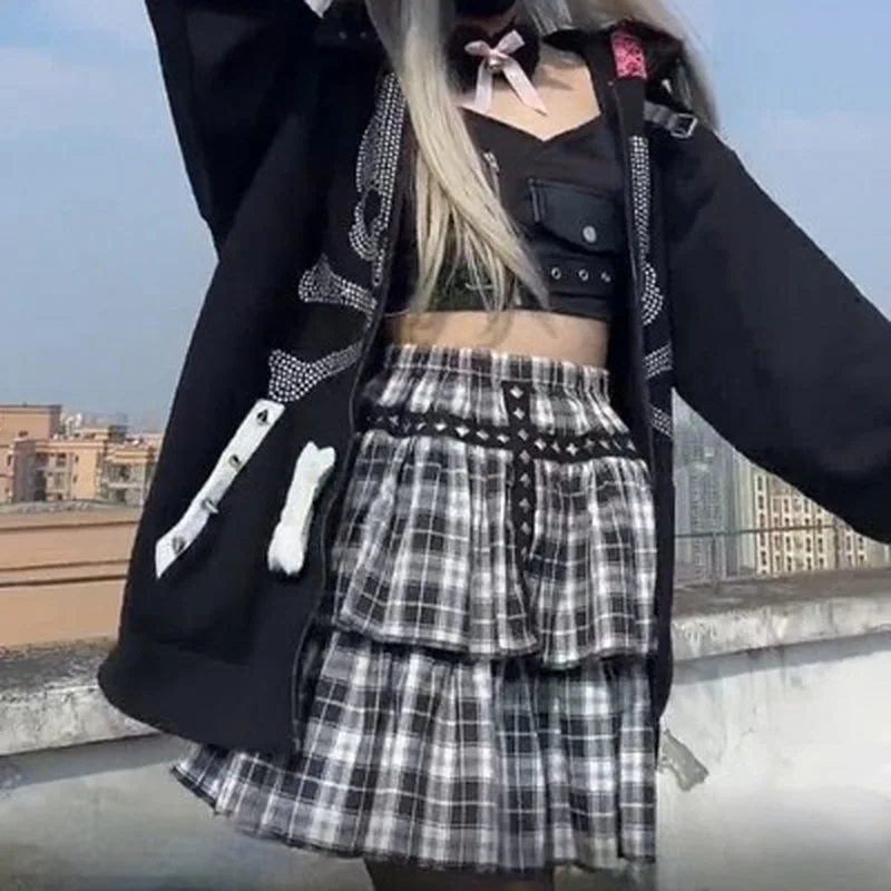 Gothic Women Rivet Punk Style Double LayerSkirt White Black Plaid Short Skirts High Waist Ball Gown Mini Skirts Female Harajuku
Gothic Women Rivet Punk Style Double LayerSkirt White Black Plaid Short Skirts High Waist Ball Gown Mini Skirts Female Harajuku