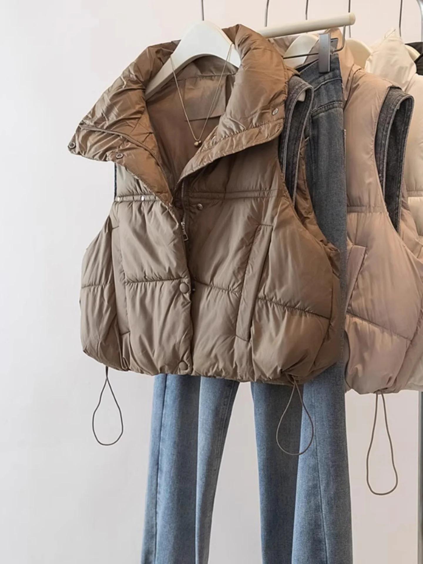 Женский утепленный жилет-безрукавка, зимнее пальто большого размера в корейском стиле, свободный крой, на молнии, без капюшона, с воротником-стойкой
Женский утепленный жилет-безрукавка, зимнее пальто большого размера в корейском стиле, свободный крой, на молнии, без капюшона, с воротником-стойкой