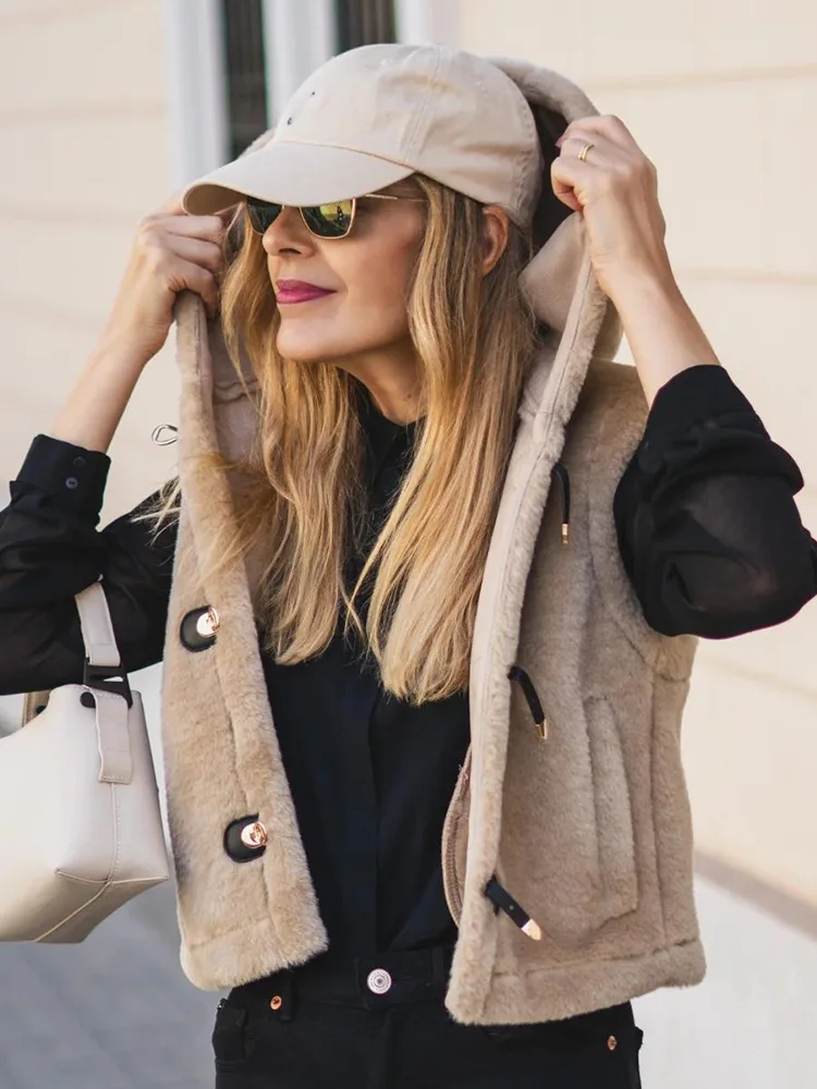 HH2026 Women's Fashion Artificial Fur Hooded Toggle Buckle Sleeveless Light Khaki Loose Casual Warm Solid Color Vest
HH2026 Women's Fashion Artificial Fur Hooded Toggle Buckle Sleeveless Light Khaki Loose Casual Warm Solid Color Vest