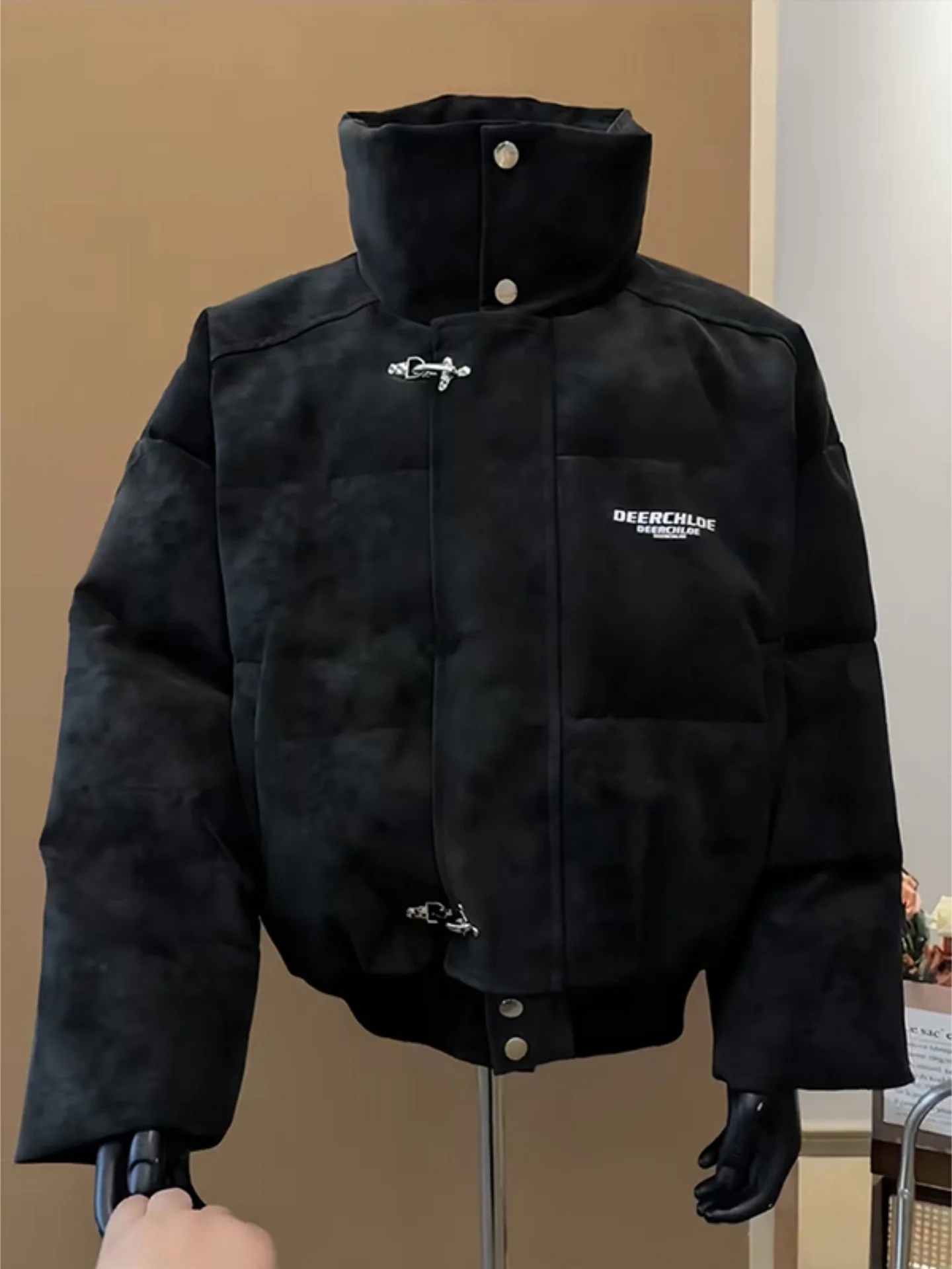 Мужское зимнее пальто из хлопка с воротником из искусственной кожи, окрашенное в американском стиле, теплое пуховое хлопковое пальто, морозостойкое пальто для хлеба, наружное...
Мужское зимнее пальто из хлопка с воротником из искусственной кожи, окрашенное в американском стиле, теплое пуховое хлопковое пальто, морозостойкое пальто для хлеба, наружное...