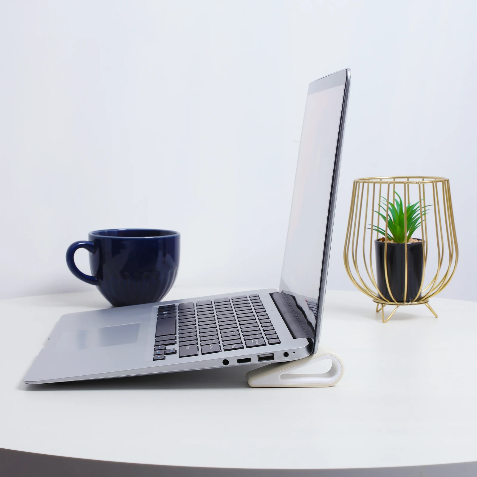 2pcs Stand Bracket For Laptop Cooling Adjustable Height Slope Feet Ventilated Bracket For Laptop Plastic Non Slip 
2pcs Stand Bracket For Laptop Cooling Adjustable Height Slope Feet Ventilated Bracket For Laptop Plastic Non Slip