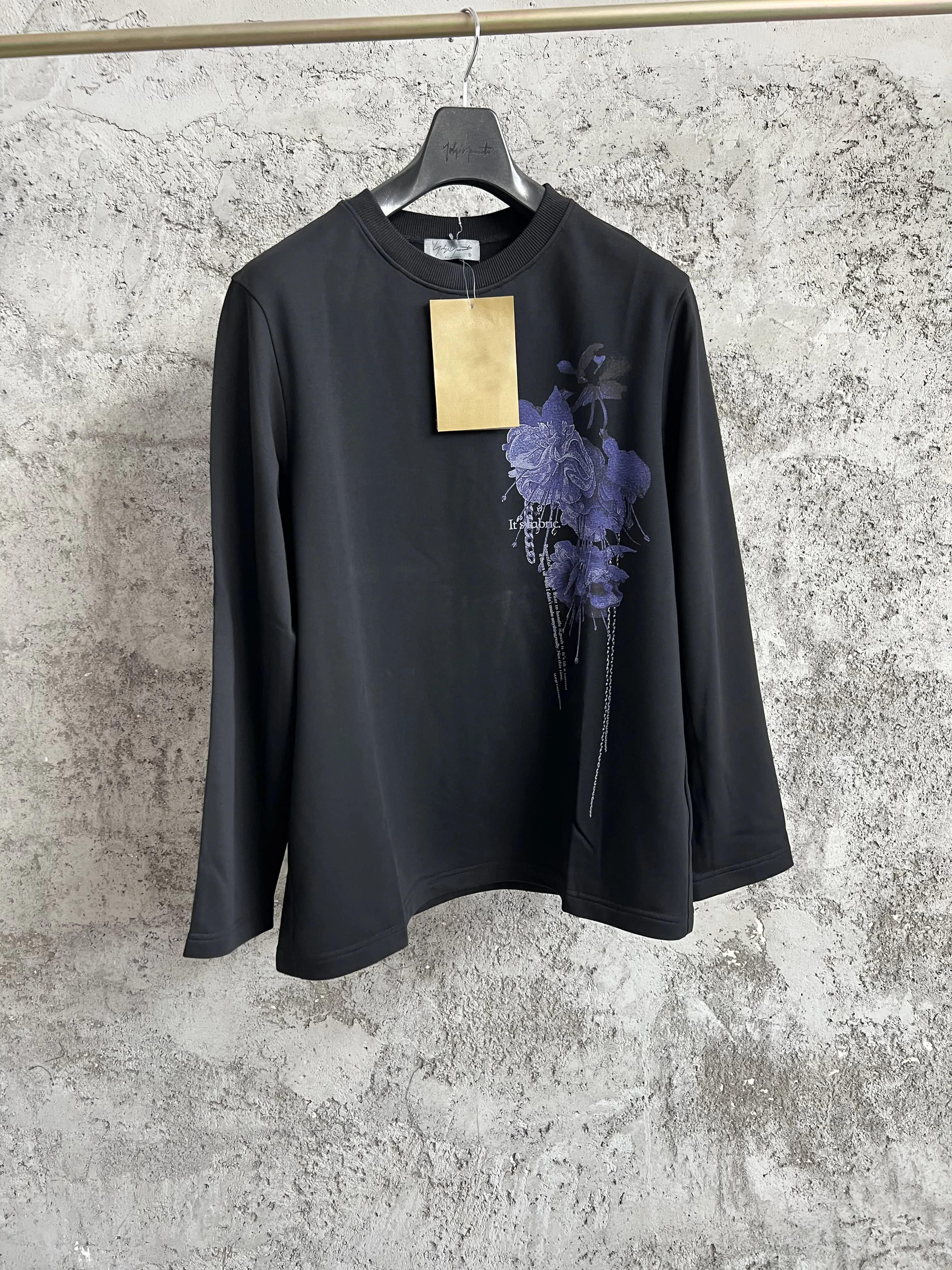 Оригинальный дизайн в японском стиле, темно- и свободные фиолетовые цветы в сочетании с цветочным принтом для мужчин.
Оригинальный дизайн в японском стиле, темно- и свободные фиолетовые цветы в сочетании с цветочным принтом для мужчин.