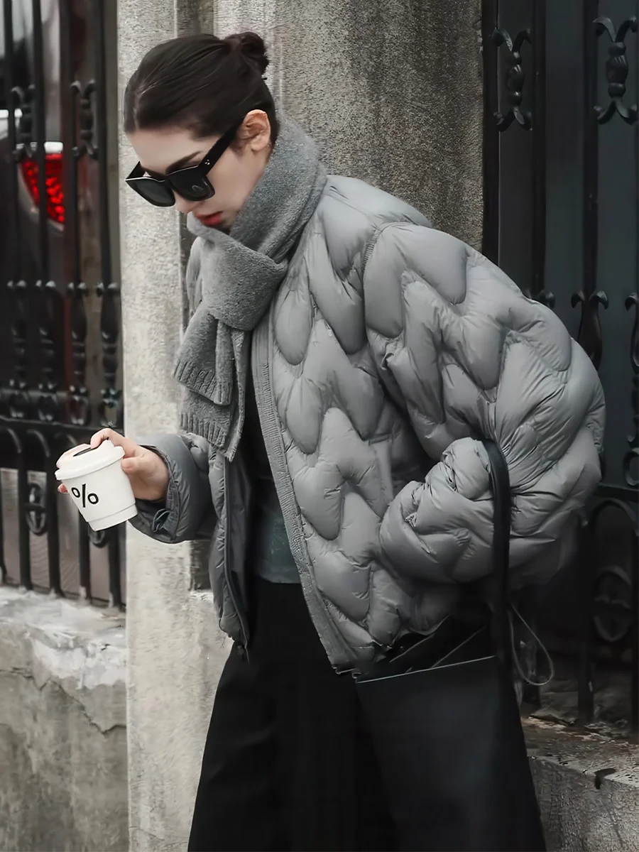 Женская утепленная куртка-пуховик в корейском стиле, легкая теплая куртка-«хлебушка» с волнообразным дизайном, повседневная зимняя верхняя одежда, универсальный крой для женщин
Женская утепленная куртка-пуховик в корейском стиле, легкая теплая куртка-«хлебушка» с волнообразным дизайном, повседневная зимняя верхняя одежда, универсальный крой для женщин