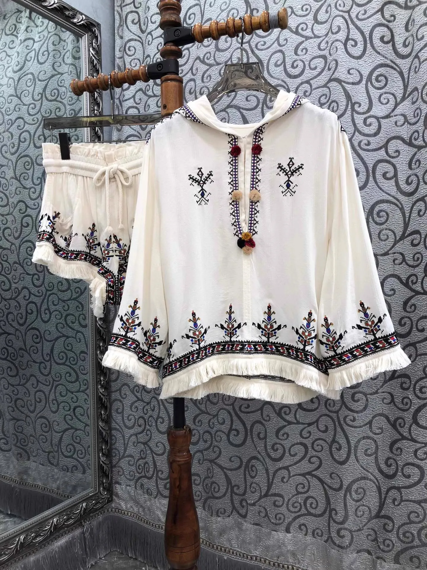 Top Quality Women's Set Clothes 2025 Summer Lady Hooded Exquisite Embroidery Loose Tops Blouse+Elastic Waist Short Sets 2pcs
Top Quality Women's Set Clothes 2025 Summer Lady Hooded Exquisite Embroidery Loose Tops Blouse+Elastic Waist Short Sets 2pcs
