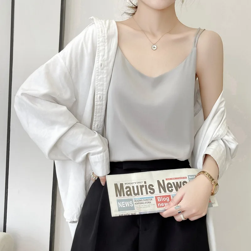 Top Women's Satin V-neck T-shirt 2023 Female Fashion Silk Sling Vest Sleeveless Pullovers Tanks Summer Clothes Sleeveless top
Top Women's Satin V-neck T-shirt 2023 Female Fashion Silk Sling Vest Sleeveless Pullovers Tanks Summer Clothes Sleeveless top
