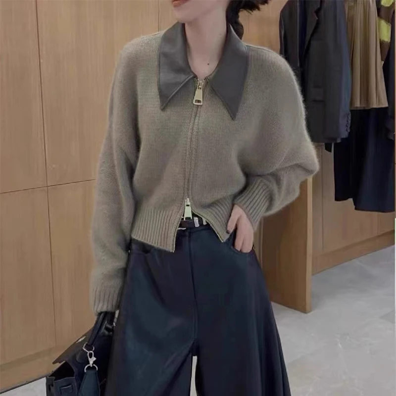 Women Polo Collar Double Headed Zipper Lazy Style Sweater Autumn Winter New PU Splicing Leather Lapel Long Sleeved Knit Cardigan
Women Polo Collar Double Headed Zipper Lazy Style Sweater Autumn Winter New PU Splicing Leather Lapel Long Sleeved Knit Cardigan