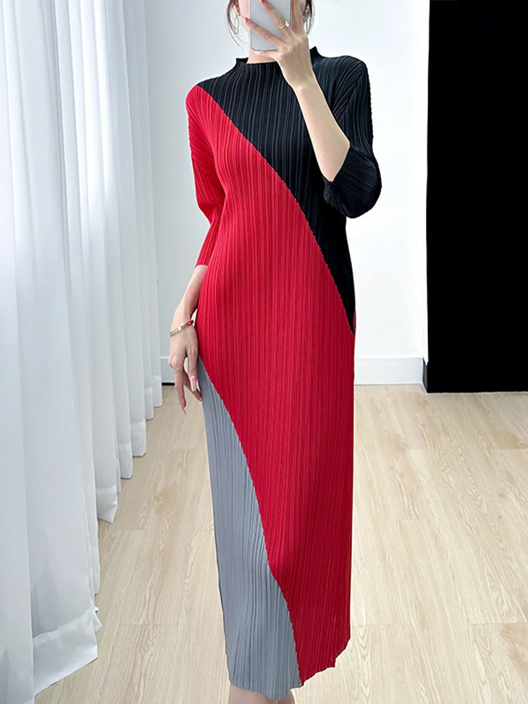 Dresses women in summer, niche design, slim color matching straight tube skirt, elegant temperament, round neck pleated skirt
Dresses women in summer, niche design, slim color matching straight tube skirt, elegant temperament, round neck pleated skirt