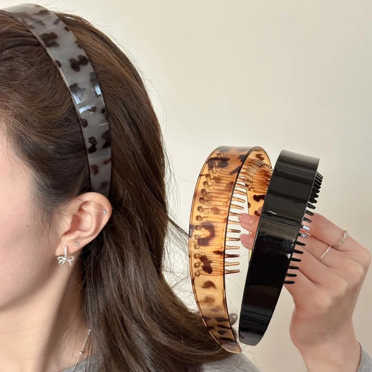 Vintage Tortoise Non Slip Toothed Headband Leopard Print Acetate Wide Edge For Commute Versatile Flyaway Control
Vintage Tortoise Non Slip Toothed Headband Leopard Print Acetate Wide Edge For Commute Versatile Flyaway Control