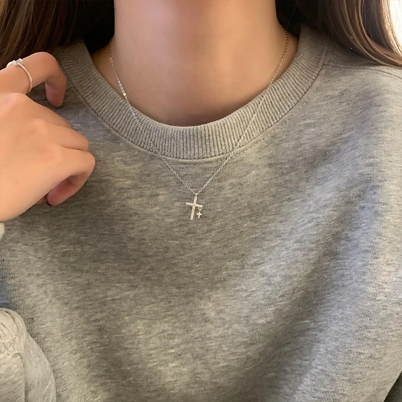 Cross necklace for women, versatile and high-end, Ins niche design necklace, non fading titanium steel lock bone chain for women
Cross necklace for women, versatile and high-end, Ins niche design necklace, non fading titanium steel lock bone chain for women