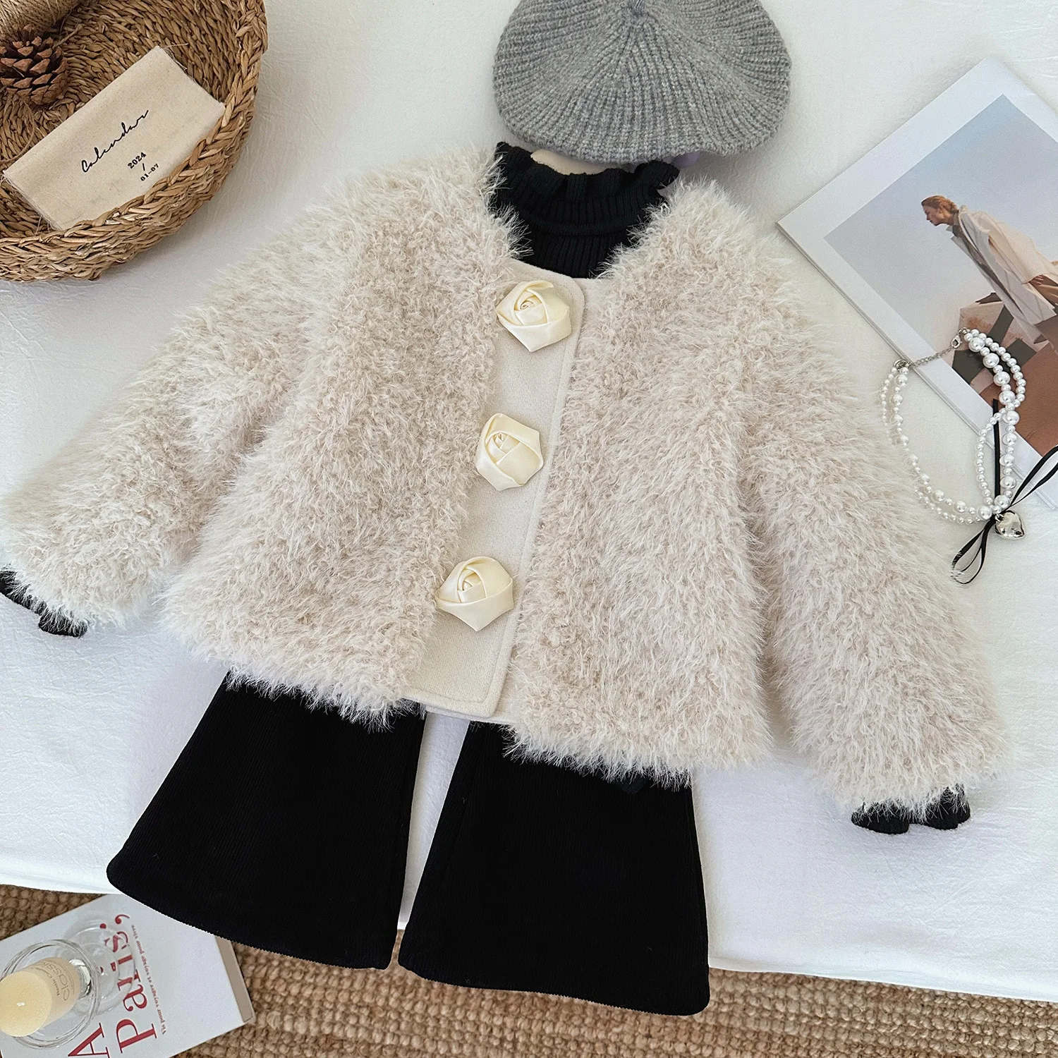 2024 Winter New Korean Edition Girls' Hairy Cardigan Top Coat Baby Style Small Fragrant Style Three Piece Set
2024 Winter New Korean Edition Girls' Hairy Cardigan Top Coat Baby Style Small Fragrant Style Three Piece Set