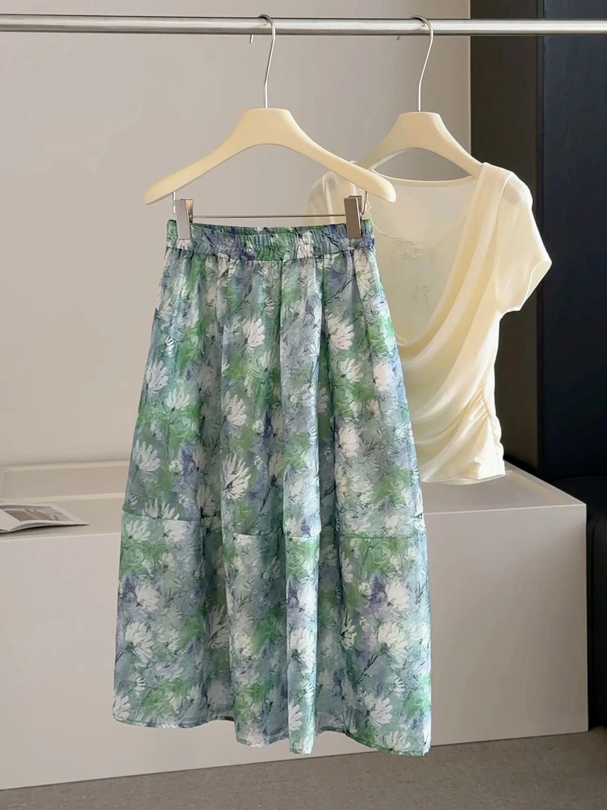 Harajuku Green Floral Print Tiered Midi Skirt Elastic Waist A-line Chiffon Skirt Women Cottagecore Artistic Monet's Garden Wear
Harajuku Green Floral Print Tiered Midi Skirt Elastic Waist A-line Chiffon Skirt Women Cottagecore Artistic Monet's Garden Wear