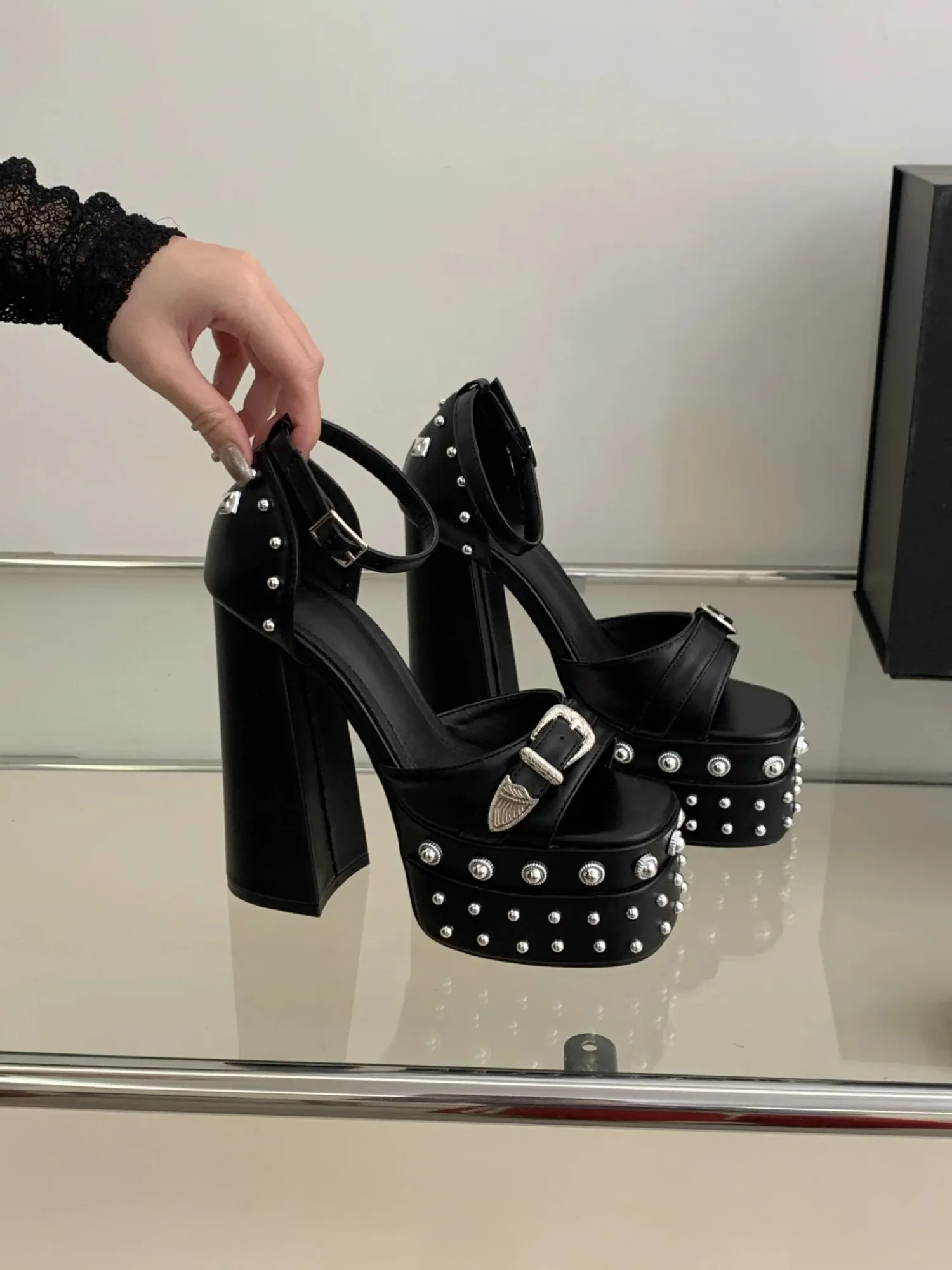 New Rivet Decor Block Heel Sandals, Buckle Ankle Strap Open Toe Platform High Heels for Daily Party Club Evening Occasion Wear
New Rivet Decor Block Heel Sandals, Buckle Ankle Strap Open Toe Platform High Heels for Daily Party Club Evening Occasion Wear