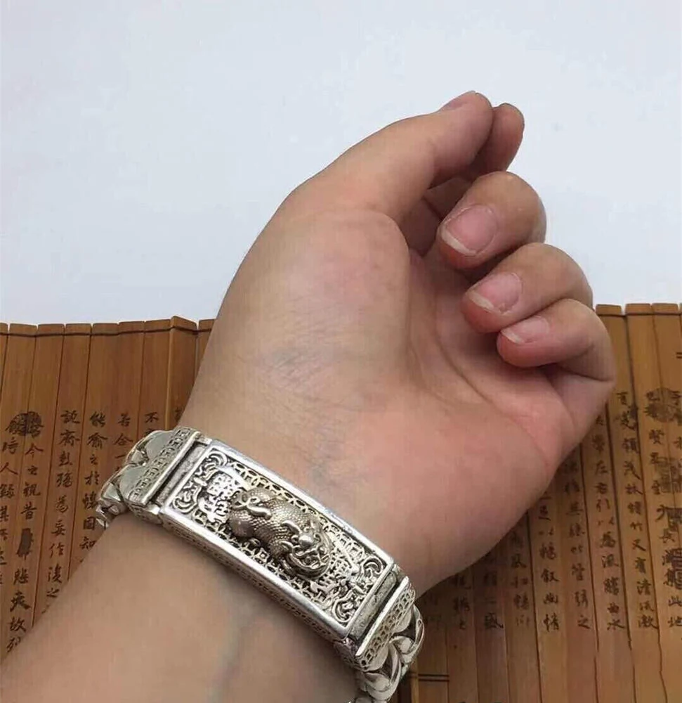 Chinese Tibetan Silver Hand Cast Xiupi Brave Troops Statue Bracelet Jewelry Gift
Chinese Tibetan Silver Hand Cast Xiupi Brave Troops Statue Bracelet Jewelry Gift