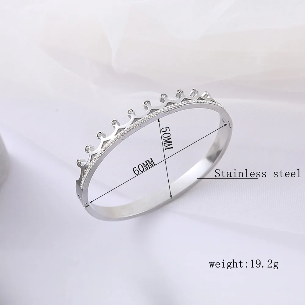 Diamond-set princess crown-shaped bracelet, women's elegant and noble temperament hand jewelry, birthday gift preferred.
Diamond-set princess crown-shaped bracelet, women's elegant and noble temperament hand jewelry, birthday gift preferred.