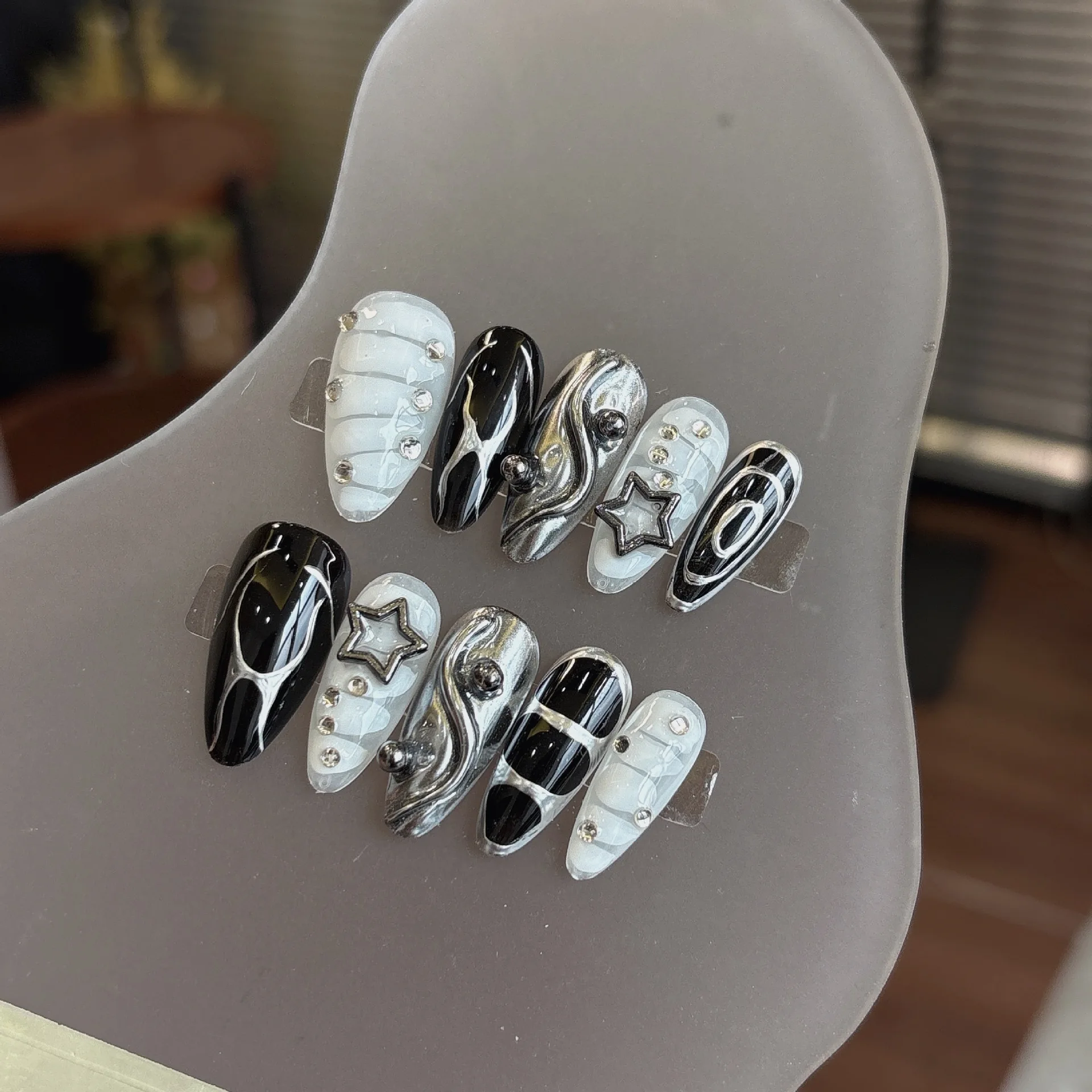 10PCS Sweet Cool Almond Handmade False Nail Dark Black Metallic Silver Pattern with 3D Star Fake Nails Spice Girls Press on Nail
10PCS Sweet Cool Almond Handmade False Nail Dark Black Metallic Silver Pattern with 3D Star Fake Nails Spice Girls Press on Nail