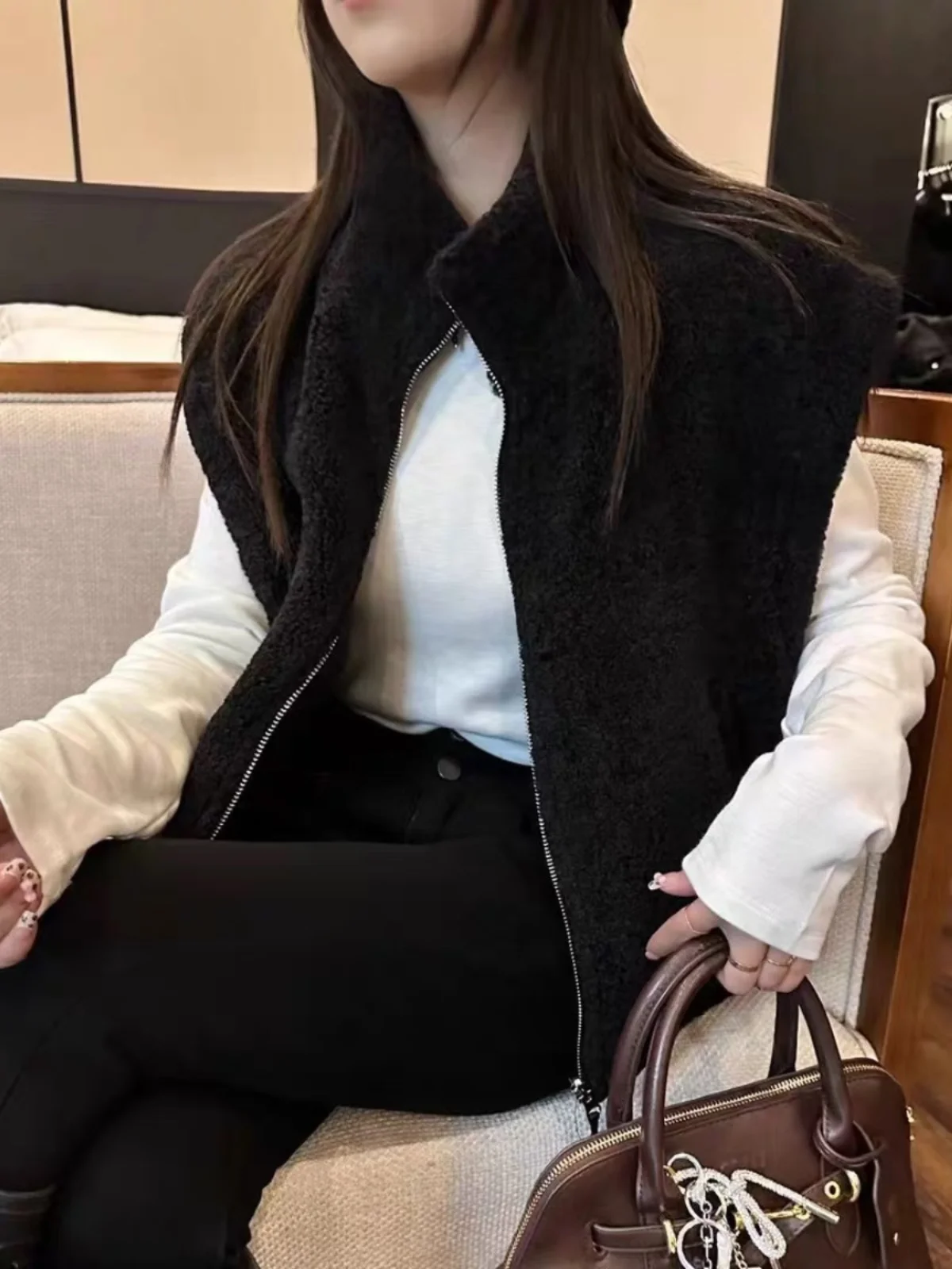 Жилет из овечьей шерсти женский, свободный, зимний, теплый, с воротником-стойкой, двусторонний, модный, с наплечниками, на молнии, для повседневной носки, хлопок
Жилет из овечьей шерсти женский, свободный, зимний, теплый, с воротником-стойкой, двусторонний, модный, с наплечниками, на молнии, для повседневной носки, хлопок