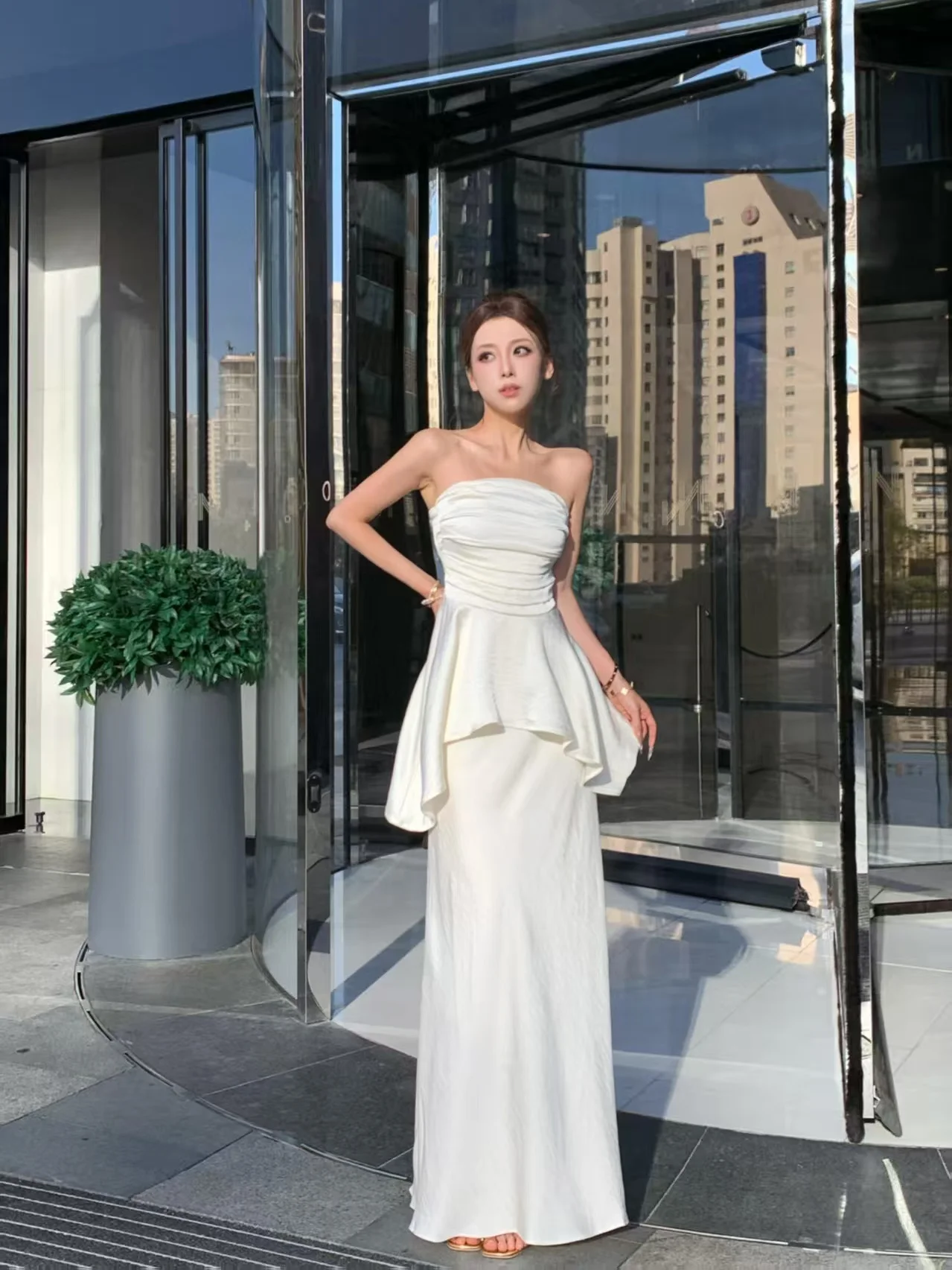 Elegant Summer Outfit for Women White Strapless Wrap Chest Gathered Waist Halter Skirt Two-Piece Set French Style Polyester F...
Elegant Summer Outfit for Women White Strapless Wrap Chest Gathered Waist Halter Skirt Two-Piece Set French Style Polyester F...