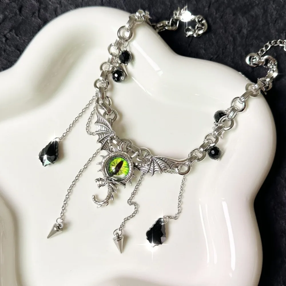 Elegant Eye Ghost Necklace Women Wings Tassel Metal Chain Necklace Neck Jewelry Accessories Vintage Punk Gothic Necklace Girls
Elegant Eye Ghost Necklace Women Wings Tassel Metal Chain Necklace Neck Jewelry Accessories Vintage Punk Gothic Necklace Girls