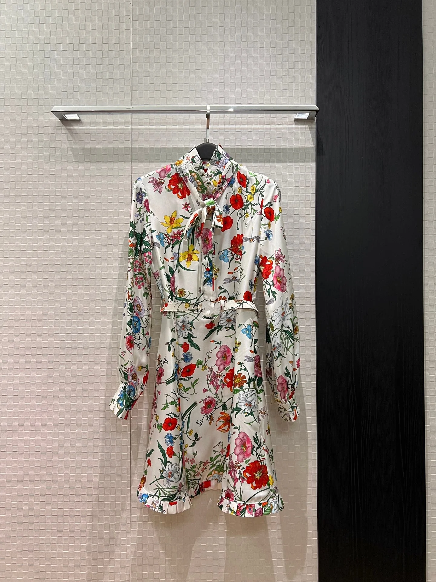 26 Spring Floral Print. Ruffled collar with frills and bow decorations. Silk twill long-sleeved dress
26 Spring Floral Print. Ruffled collar with frills and bow decorations. Silk twill long-sleeved dress