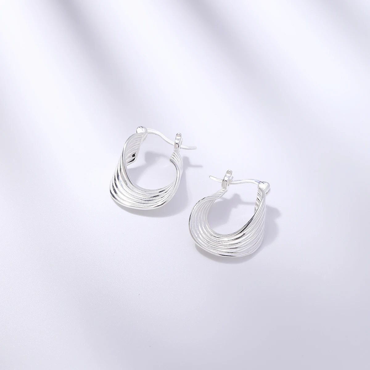 A pair of exaggerated, gorgeous, high-end, shiny, exquisite, elegant Japanese and Korean French minimalist 925 sterling silver f
A pair of exaggerated, gorgeous, high-end, shiny, exquisite, elegant Japanese and Korean French minimalist 925 sterling silver f