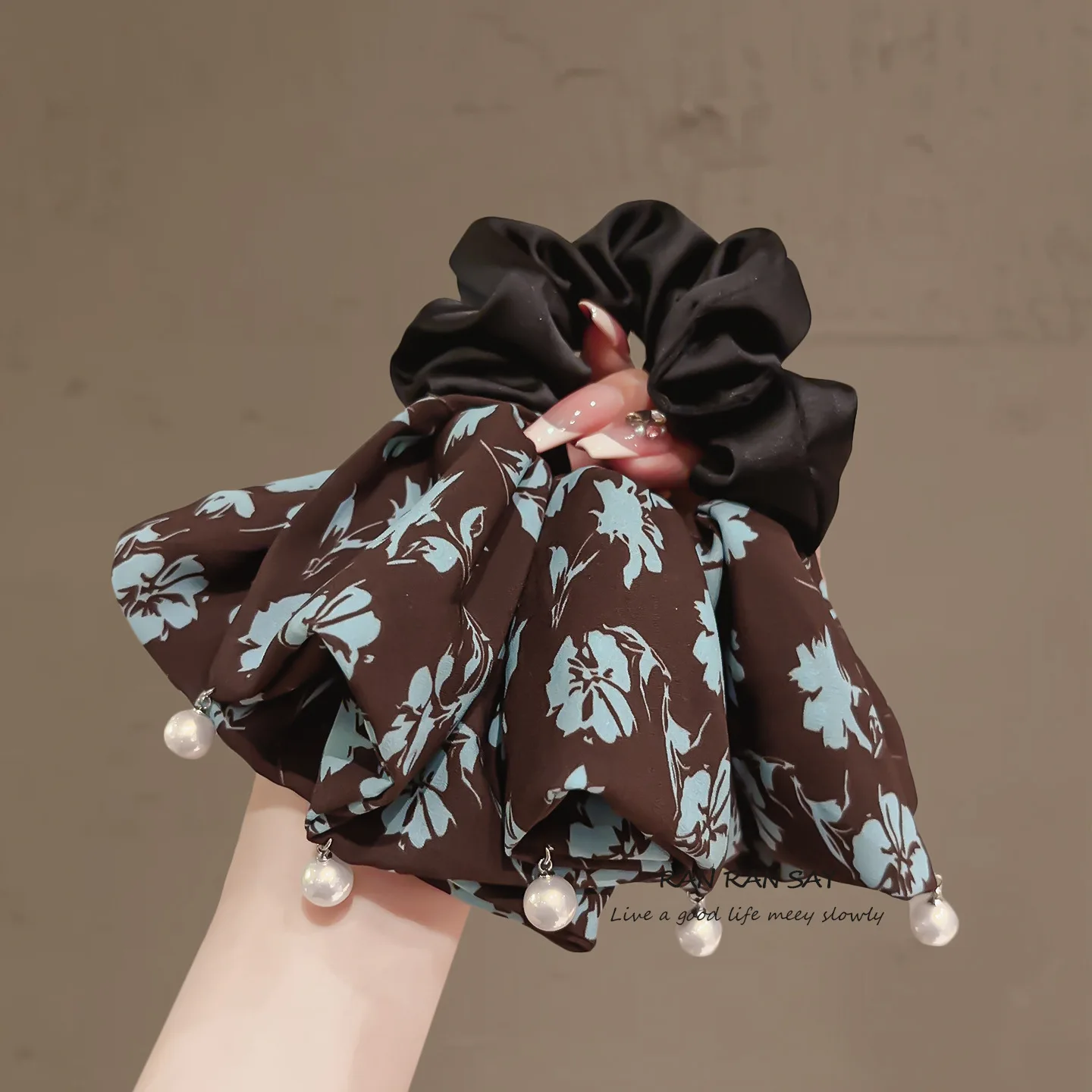 Floral Print Scrunchie High Elastic Hair Tie for Low Ponytail Women Korean Vintage Skirt Style Daily Holiday Soft Comfortable
Floral Print Scrunchie High Elastic Hair Tie for Low Ponytail Women Korean Vintage Skirt Style Daily Holiday Soft Comfortable