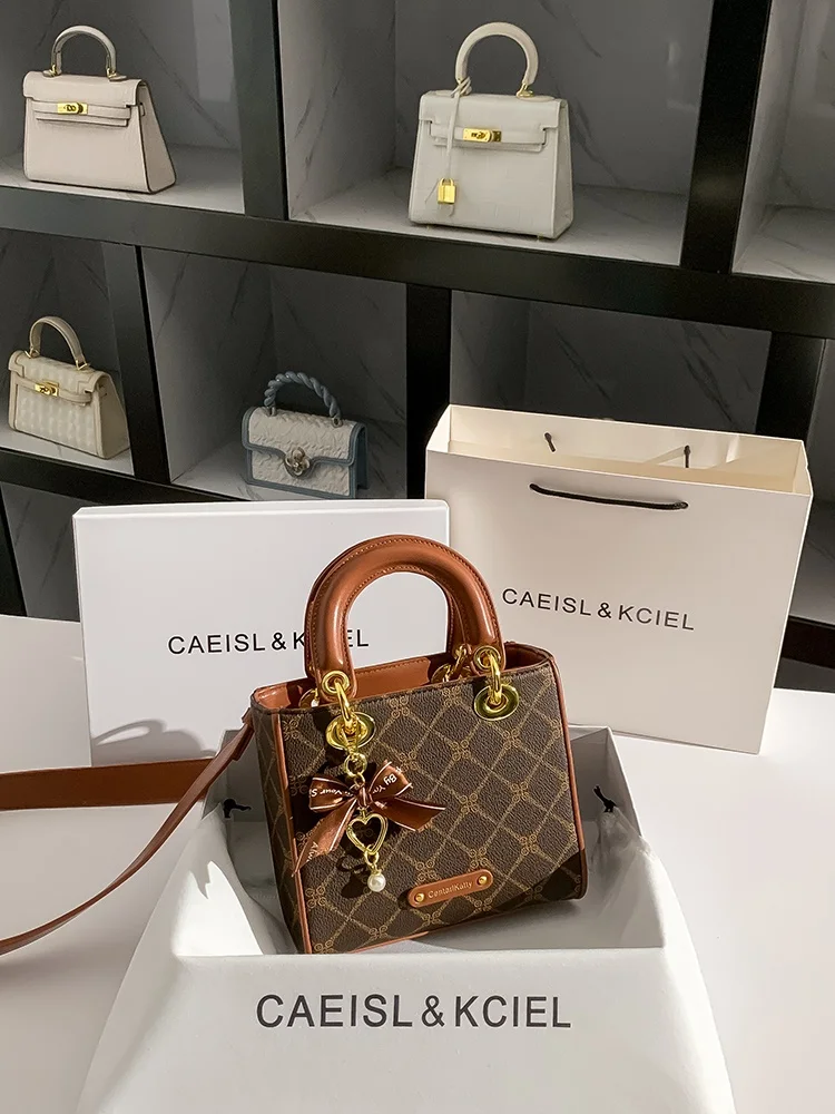 CAEISLKCIEL Women's Handbag 2025 New Diamond Design Ladybag Handbag Crossbody Small Square Bag Briti Sle Magnetic Bule
CAEISLKCIEL Women's Handbag 2025 New Diamond Design Ladybag Handbag Crossbody Small Square Bag Briti Sle Magnetic Bule